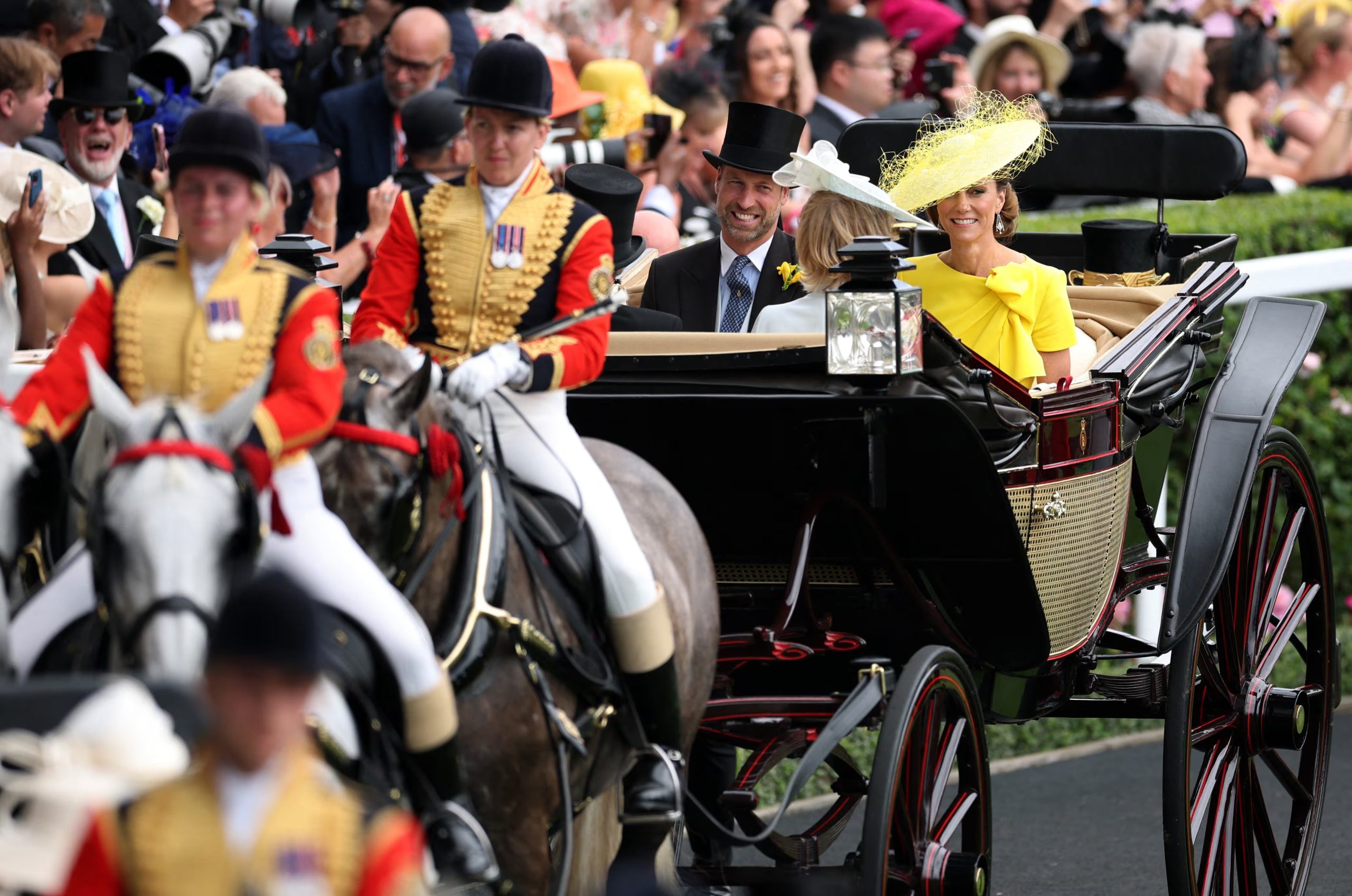 Kate Middleton deslumbra en su regreso a Ascot con un llamativo tocado amarillo (Reuters)