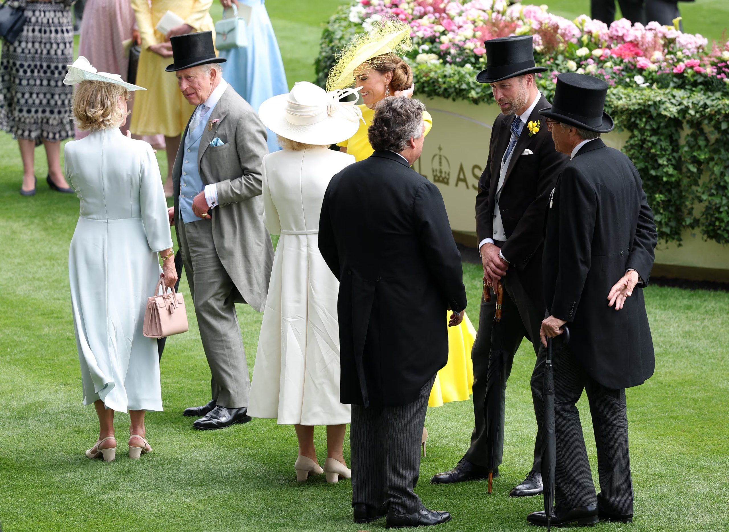 Kate Middleton deslumbra en su regreso a Ascot con un llamativo tocado amarillo (Reuters)