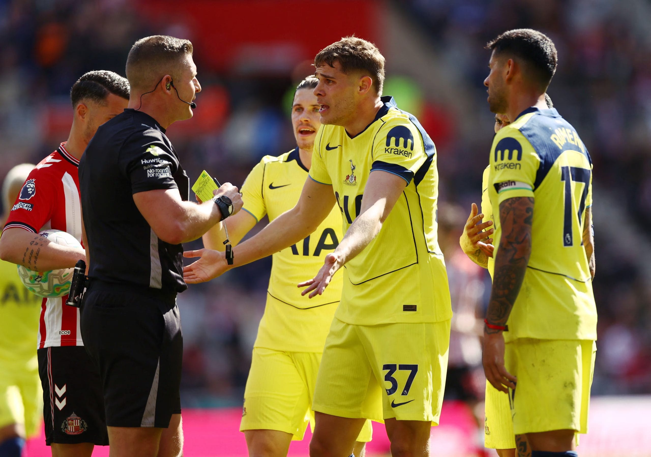 El spot fixing consiste en manipular acciones puntuales durante partidos de f&uacute;tbol, como tarjetas o saques, para influir en apuestas espec&iacute;ficas (Reuters/Lee Smith EDITORIAL USE ONLY)