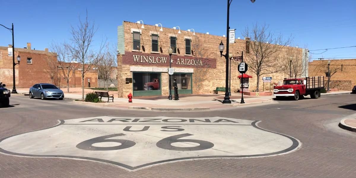 Winslow vive un renovado auge tur&iacute;stico gracias a su famosa esquina y eventos que celebran la identidad local en la Ruta 66 (Wikimedia Commons)