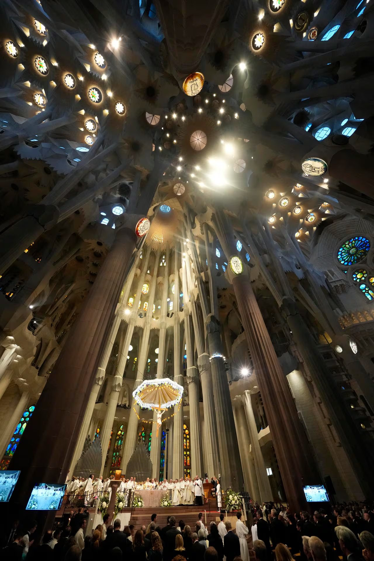 El papa León XIV oficia la misa solemne en la Sagrada Familia por el centenario de la muerte del arquitecto Antoni Gaudí (EFE/Alejandro García)