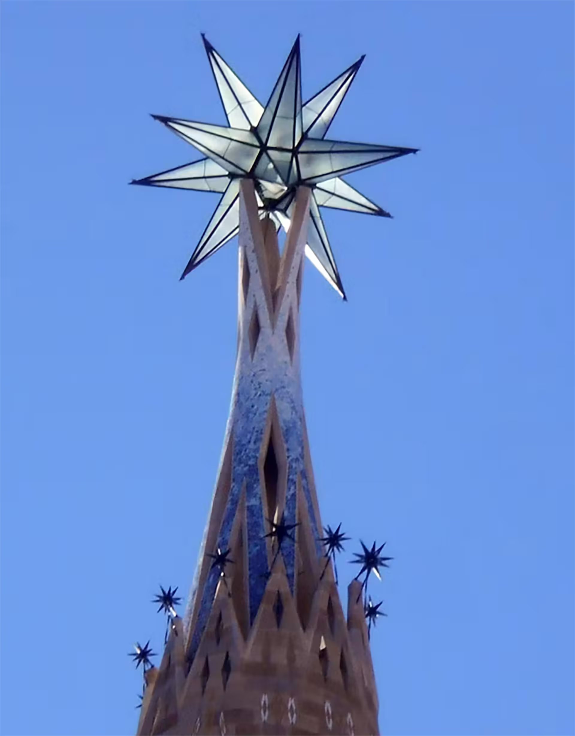 Estrella de la Sagrada Familia coronando la Torre de María (Por Canaan., CC BY)