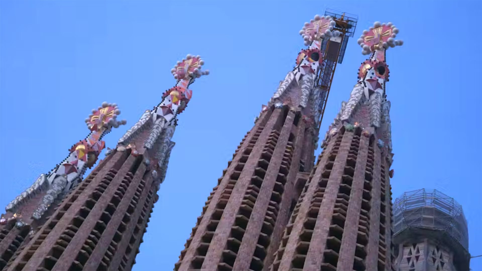 Torres de la fachada de la Natividad, coronadas por octaedros