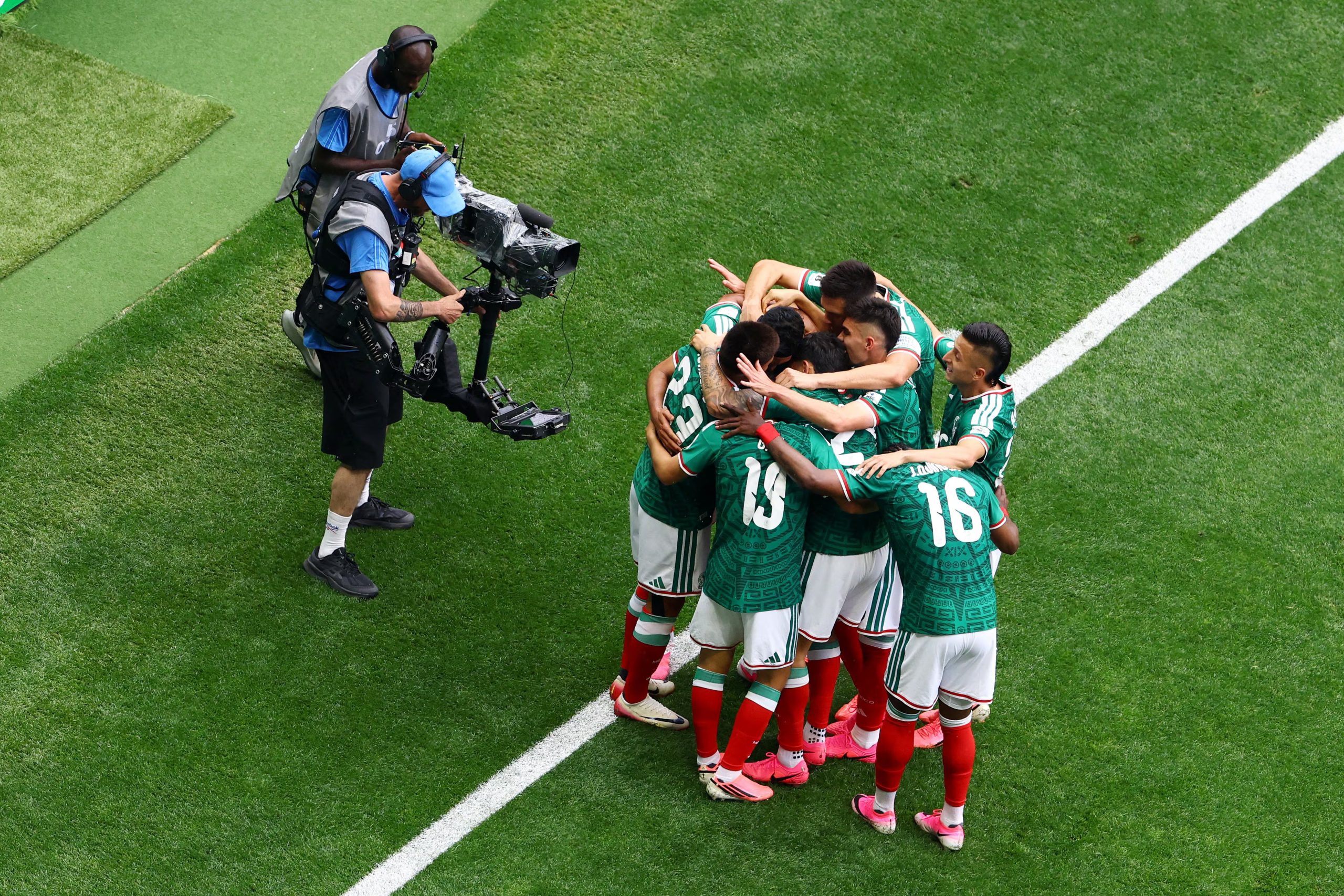 Jugadores de México festejan el gol de Raúl Jiménez. REUTERS/Raquel Cunha