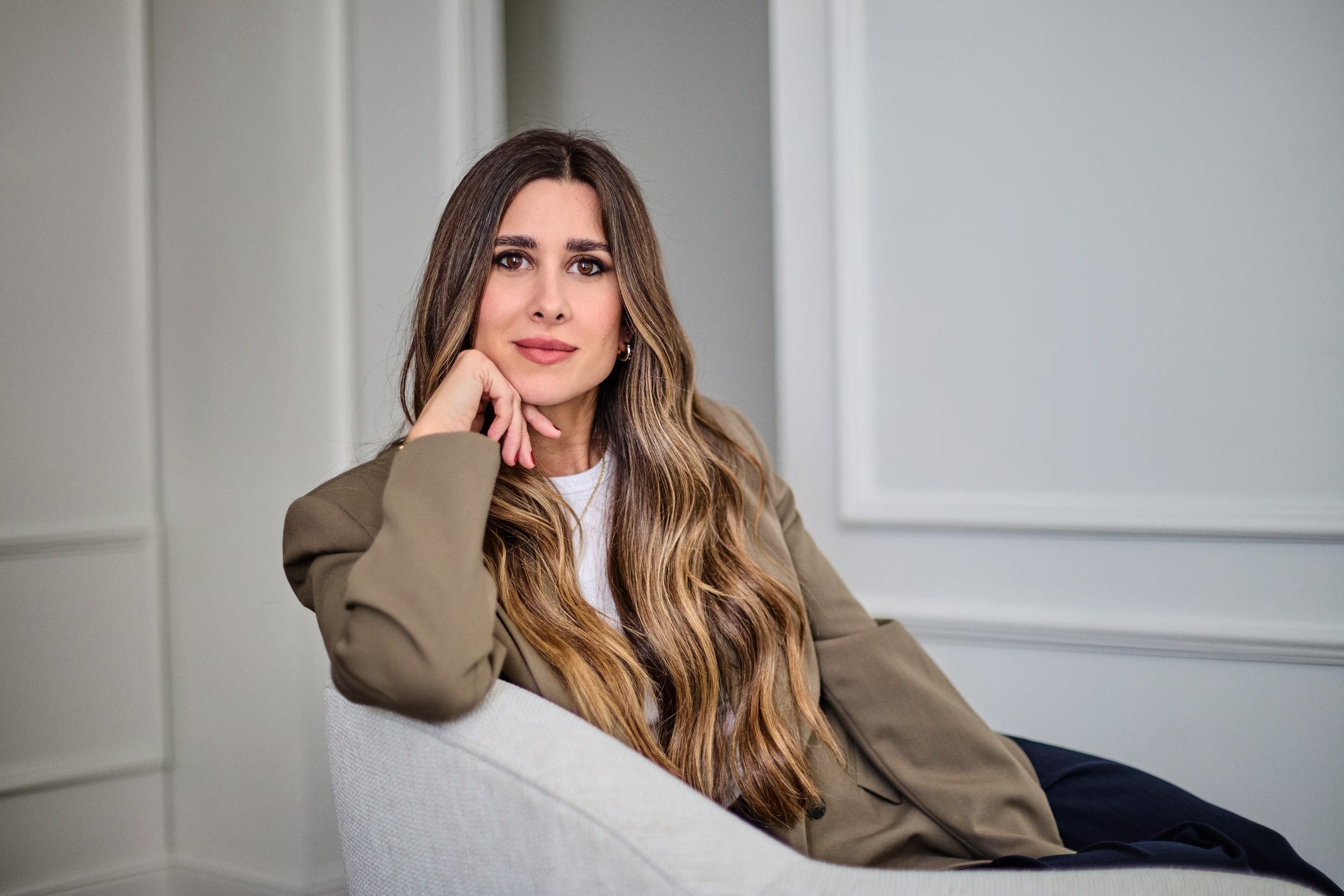 Mercedes Ron participa activamente en la revisión de guiones para asegurar la fidelidad de sus historias en las adaptaciones - (Gentileza de Penguin Random House)