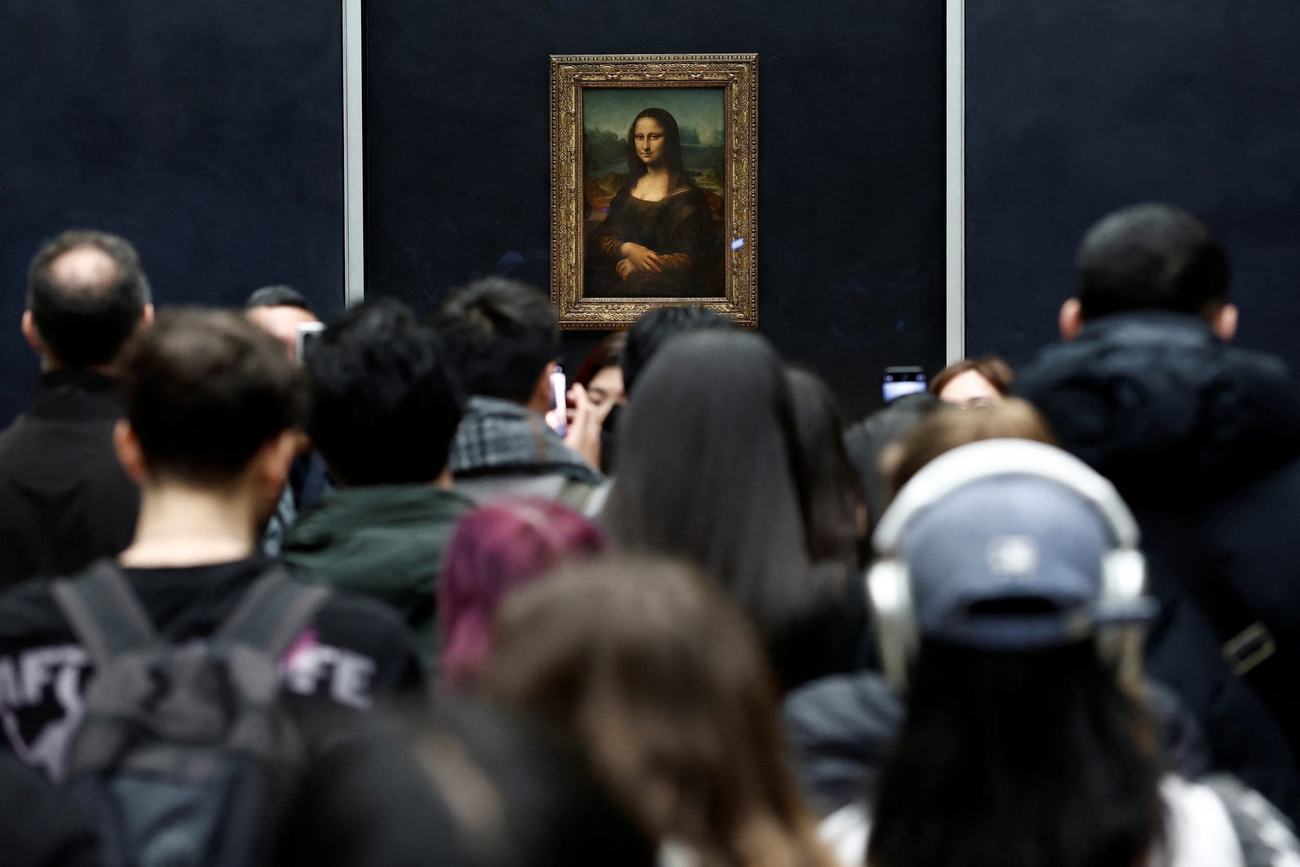Visitantes del Louvre frente a la
