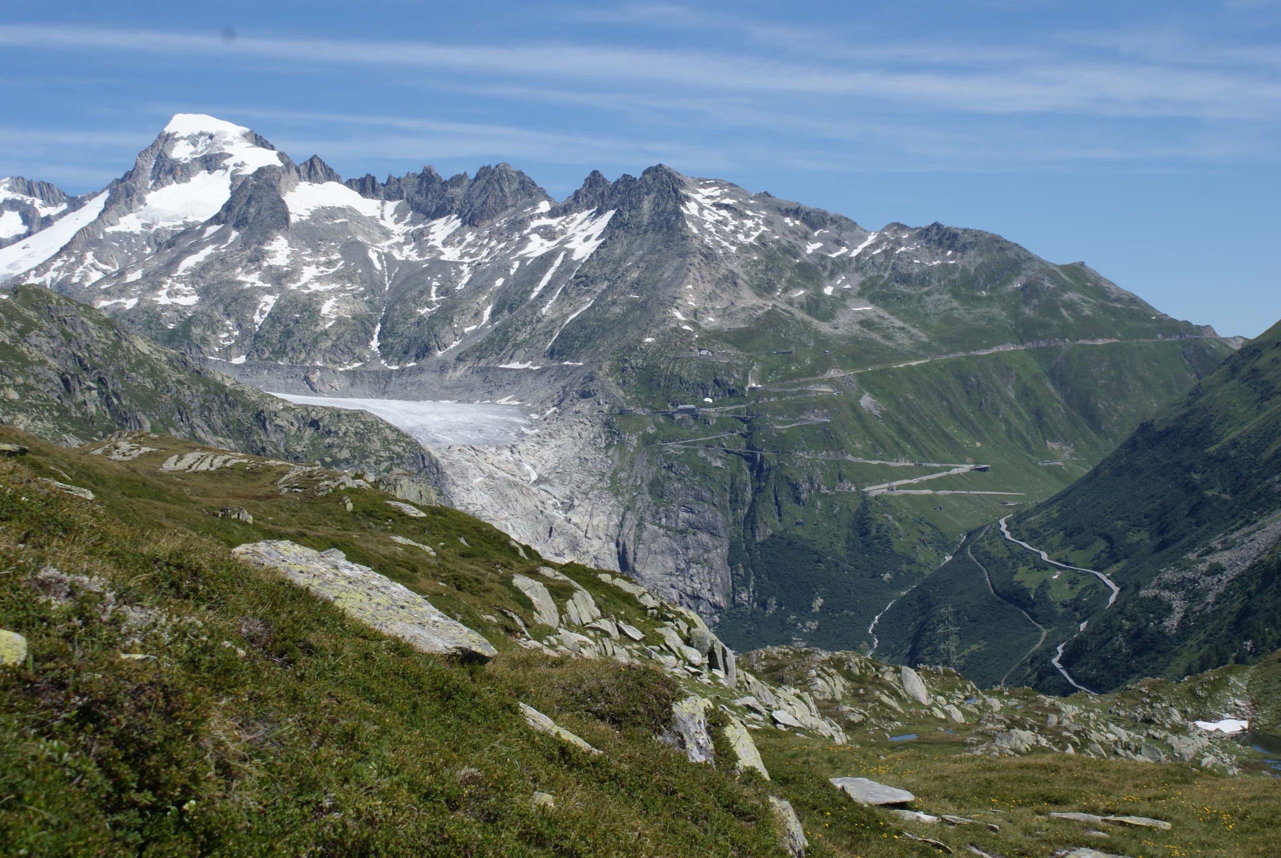 Vista desde el paso de Grimpsel hacia la carretera del paso de Furka y el glaciar del Ródano, a la izquierda (Wikimedia Commons)