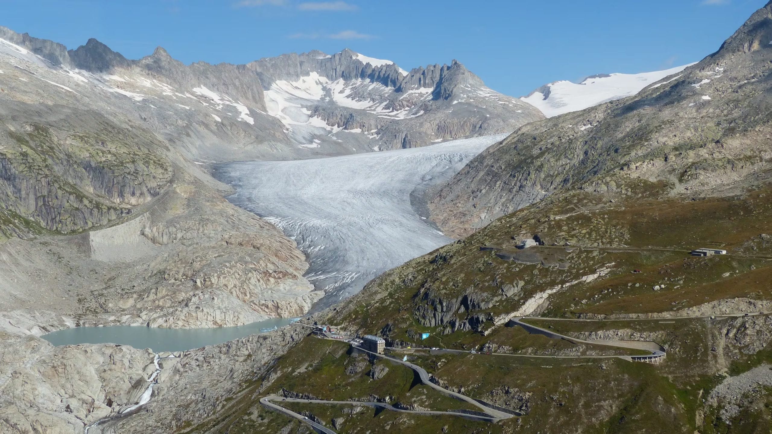 Vista del glaciar del Ródano, el lago situado al final de la lengua glaciar y el avance del glaciar de importancia nacional en Gletsch (Wikimedia Commons)