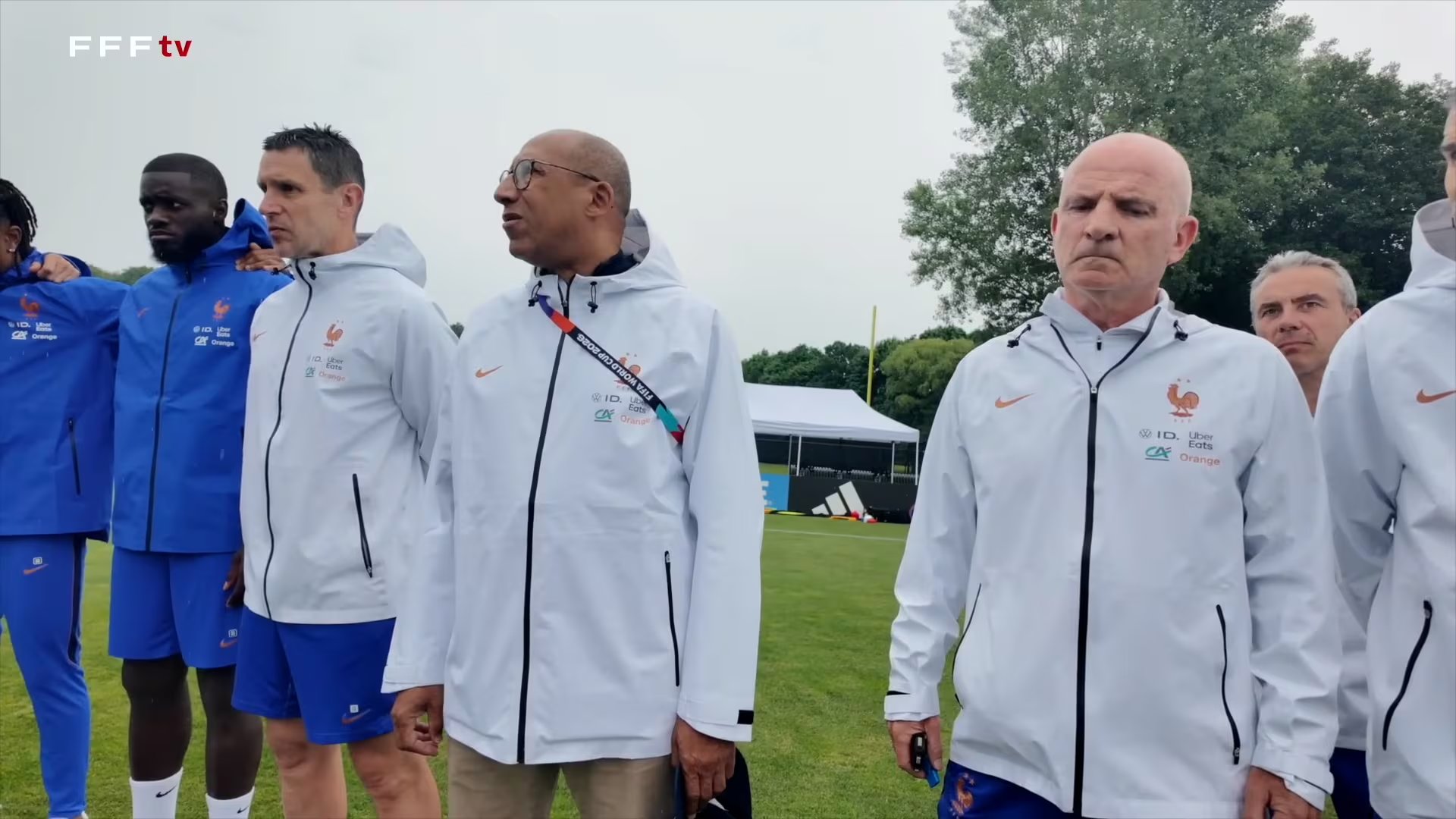 Philippe Diallo, presidente de la Federaci&oacute;n Francesa de F&uacute;tbol y Guy St&eacute;phan, el asistente de Deschamps que qued&oacute; a cargo de la conducci&oacute;n del equipo