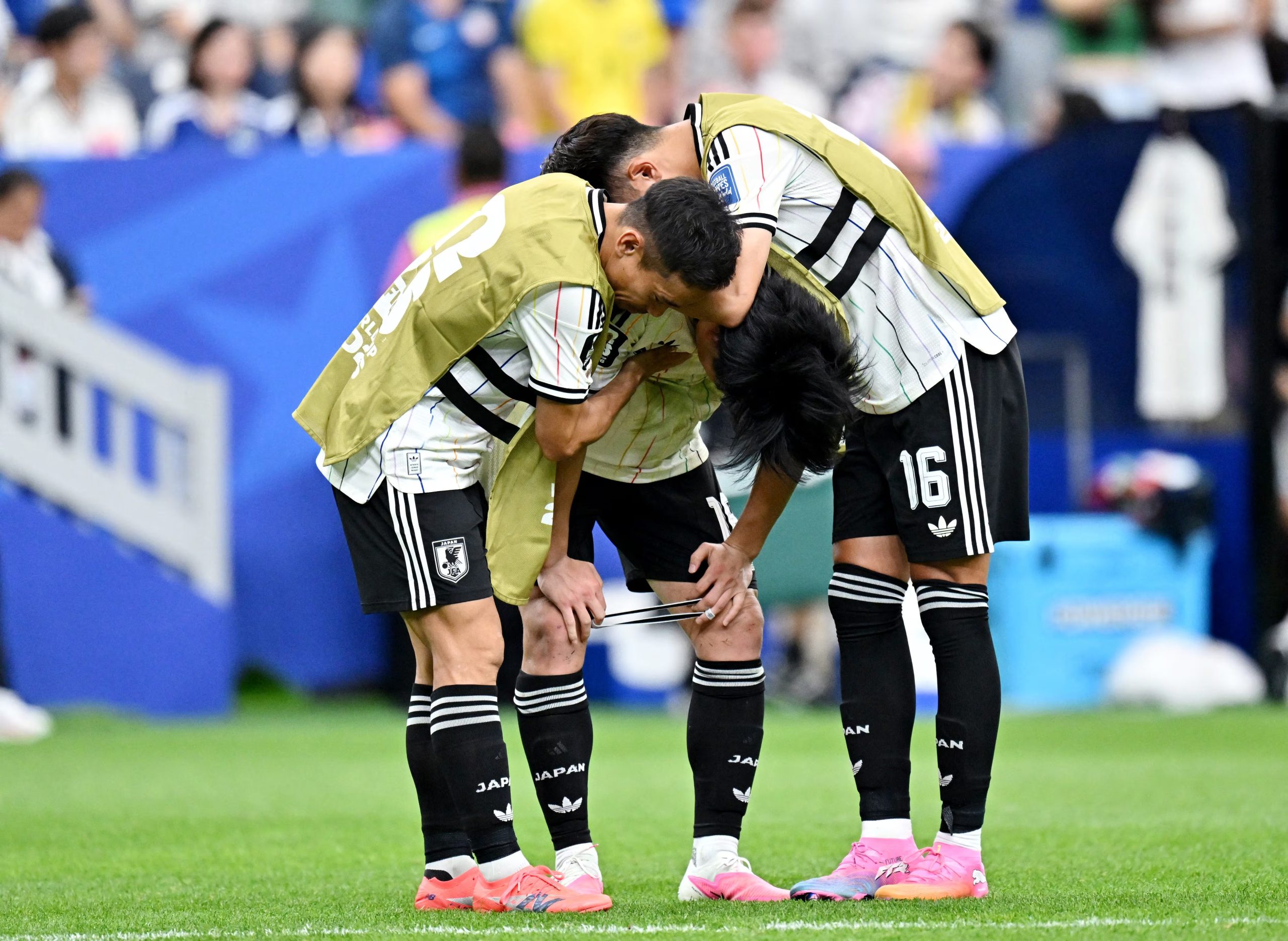 Los jugadores japonenses se consolaron entre s&iacute; (REUTERS)
