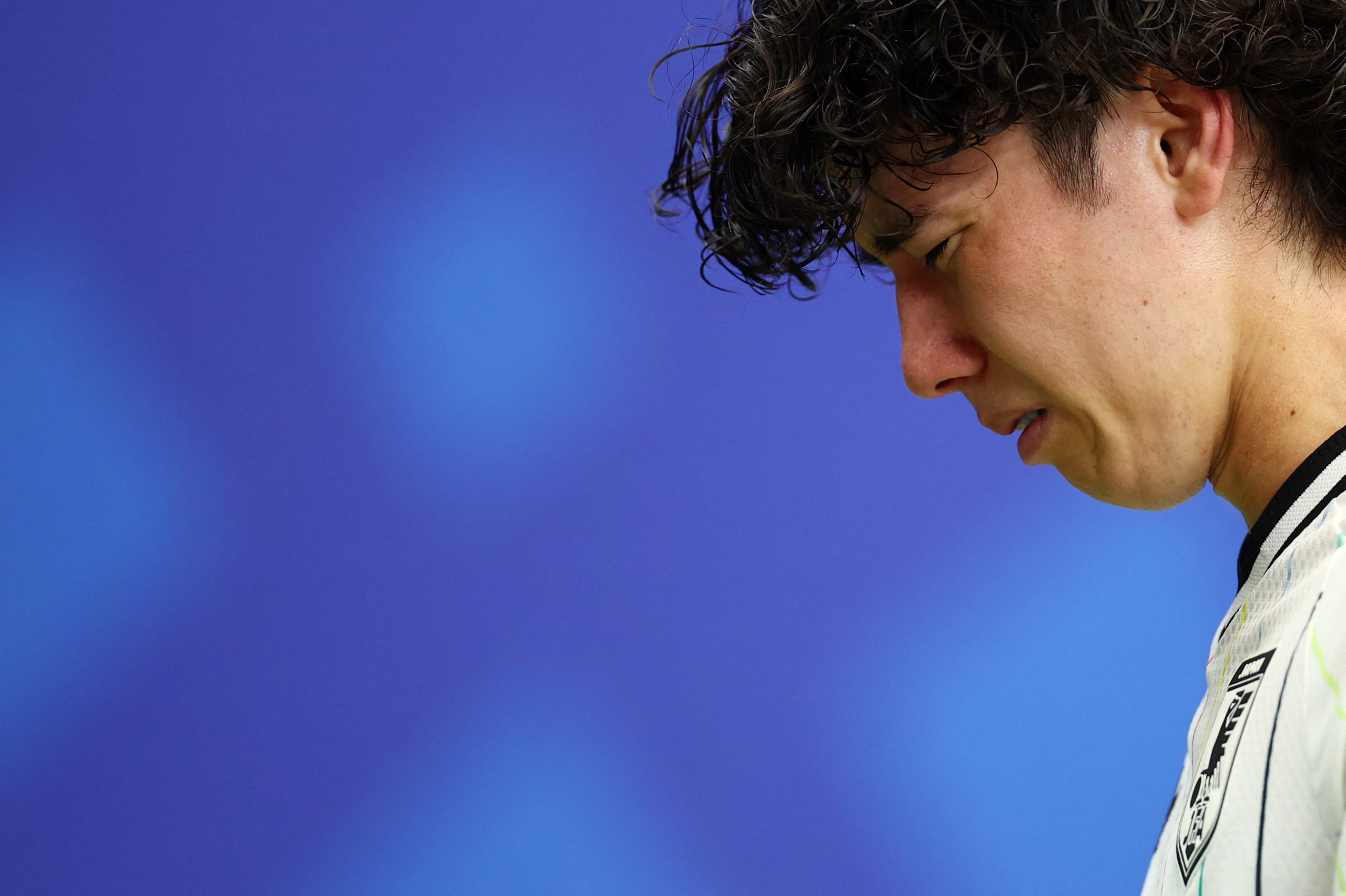 El llanto de Ao Tanaka por su error que deriv&oacute; en el 2-1 final (REUTERS)