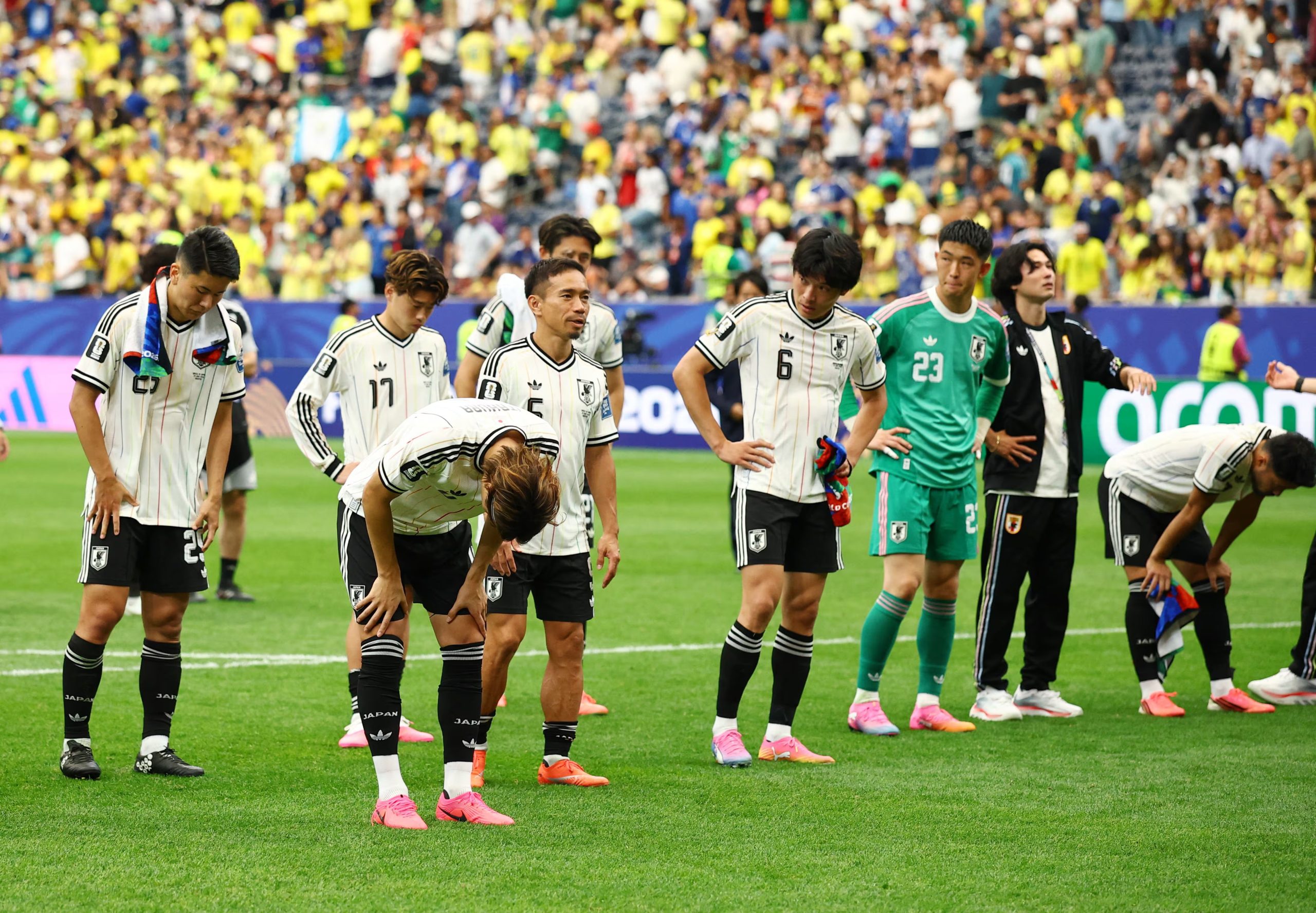 La reverencia de los jugadores a los hinchas (REUTERS)
