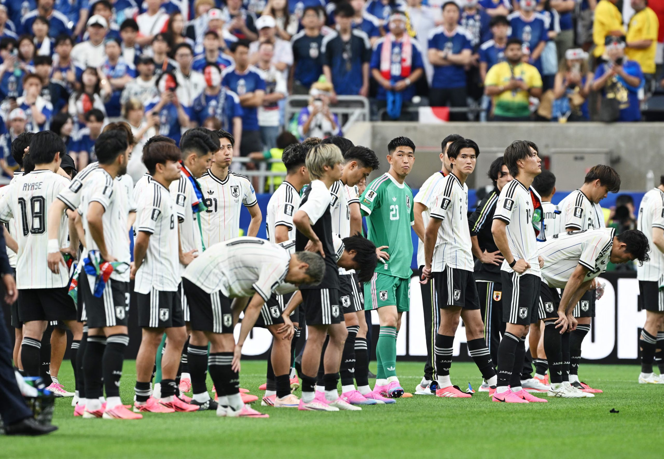 Los jugadores frente a los hinchas japoneses (REUTERS)