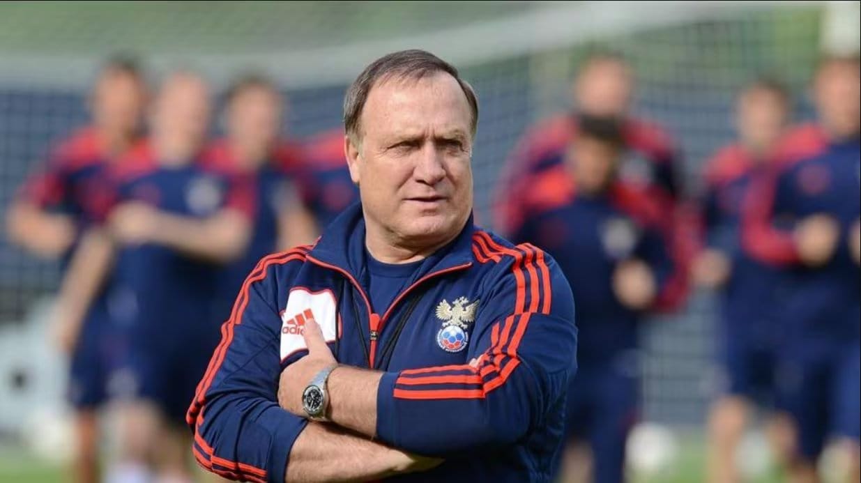 A solo meses del Mundial, Dick Advocaat dejó el cargo para acompañar a su hija durante un tratamiento contra el cáncer. La mejora familiar y la crisis deportiva facilitaron su regreso. (UEFA)