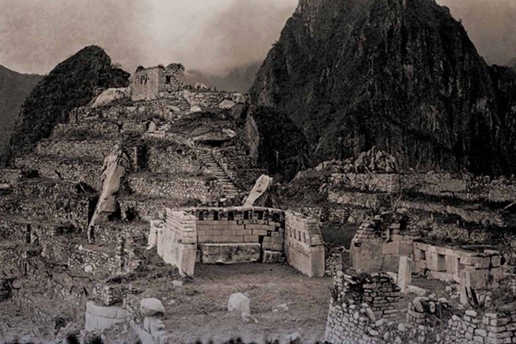 Machu Picchu se muestra parcialmente cubierta de vegetaci&oacute;n en una imagen hist&oacute;rica de las primeras expediciones de Hiram Bingham, que llev&oacute; el sitio al conocimiento acad&eacute;mico y global.