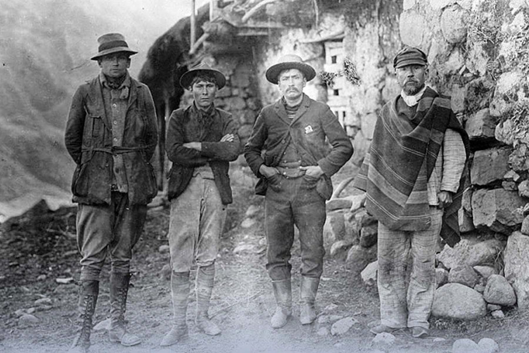 El explorador Hiram Bingham III (izquierda) junto a miembros de su expedici&oacute;n y gu&iacute;as locales en los Andes peruanos, en una imagen hist&oacute;rica de la campa&ntilde;a que revel&oacute; Machu Picchu al circuito acad&eacute;mico mundial.