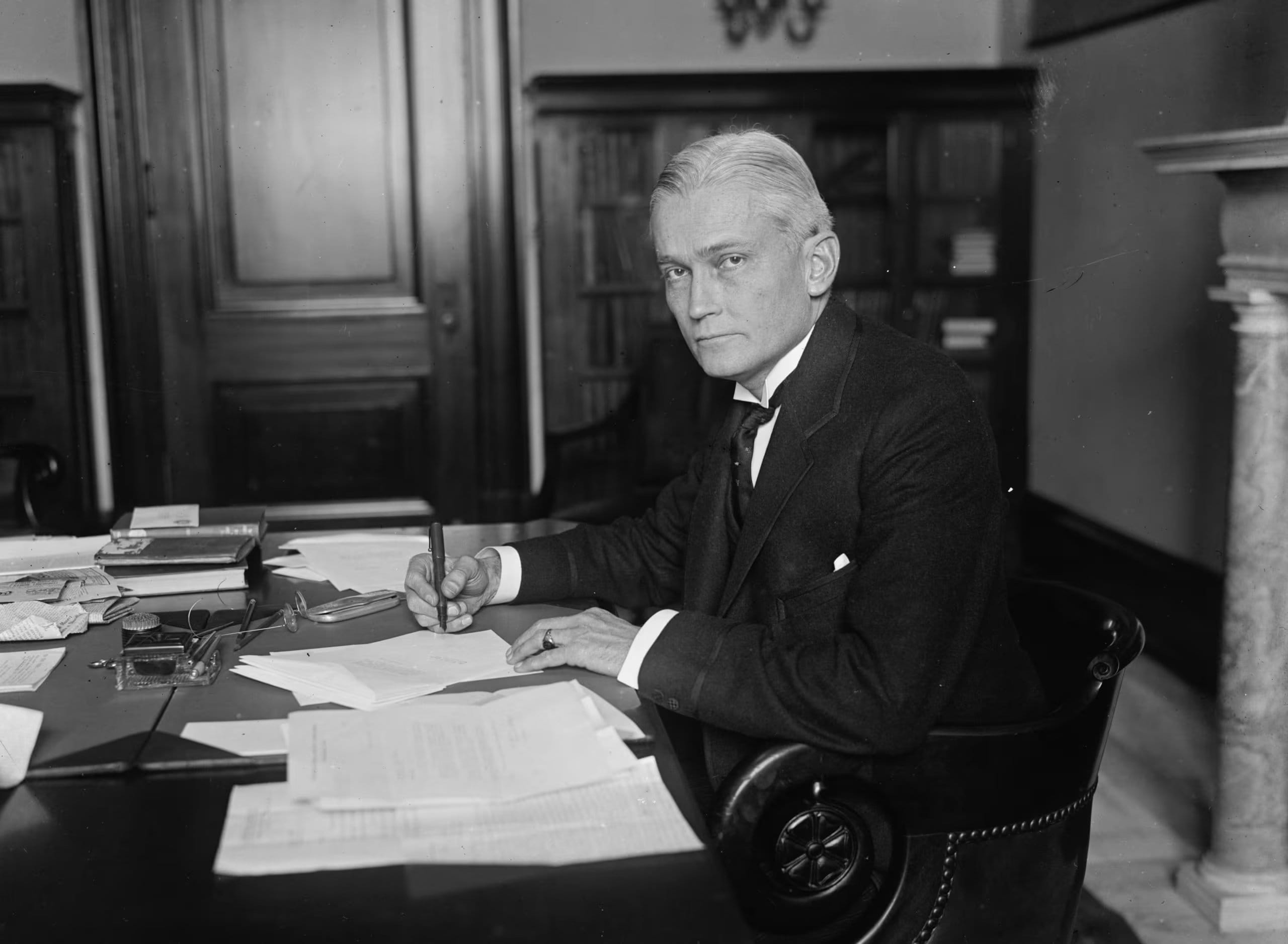 El Senador Hiram Bingham de Connecticut, conocido por su carrera pol&iacute;tica y exploraci&oacute;n, es fotografiado en su oficina mientras escribe, en el a&ntilde;o 1925. (benningtonmuseum.org)