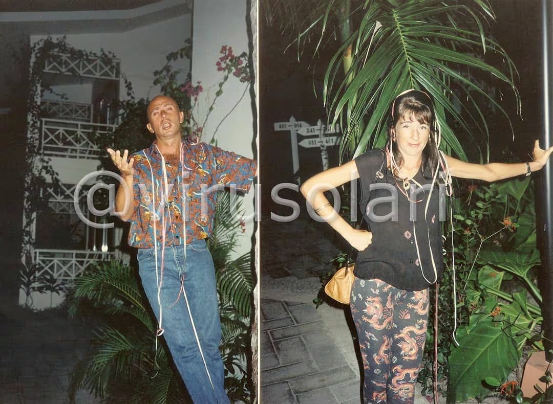 El músico Indio Solari y su mujer, Virginia, posan cubiertos de serpentinas en una imagen que evoca un momento de celebración.