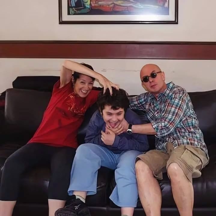 Indio Solari junto a su esposa Virginia Mones Ruiz y su hijo Bruno Solari en la intimidad de su hogar