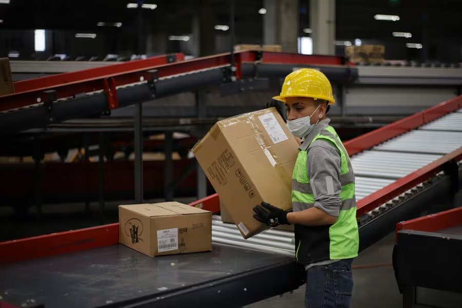 Para las actividades con operación continua, la nueva jornada no impone un único modelo de organización. La norma conserva opciones para distribuir el trabajo por turnos y bajo esquemas especiales, siempre dentro de los topes legales - crédito Colprensa
