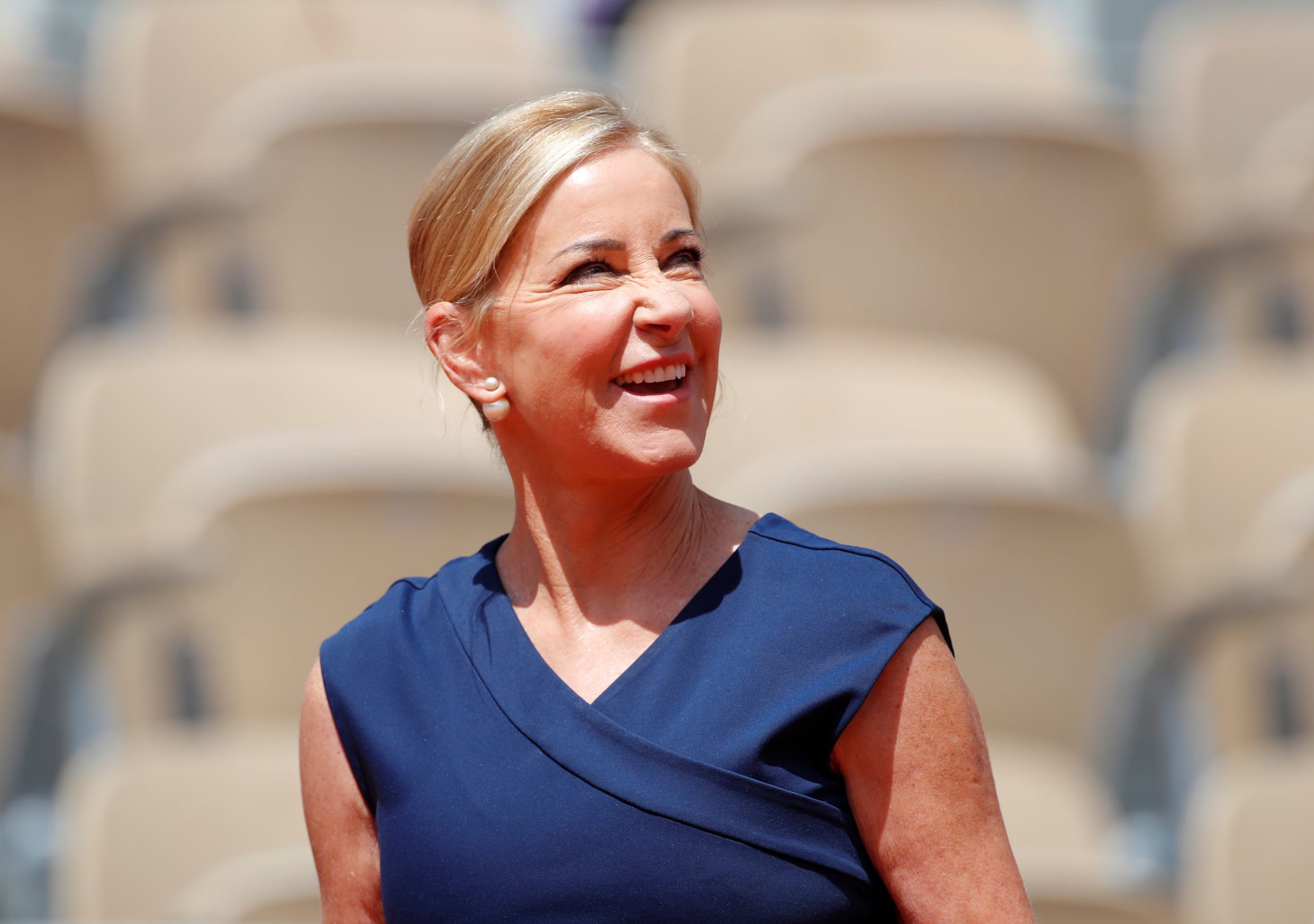 Chris Evert anunci&oacute; que se alejar&aacute; de sus compromisos profesionales, incluida su participaci&oacute;n habitual en Wimbledon, para enfocarse en su salud (REUTERS/Charles Platiau/File Photo)