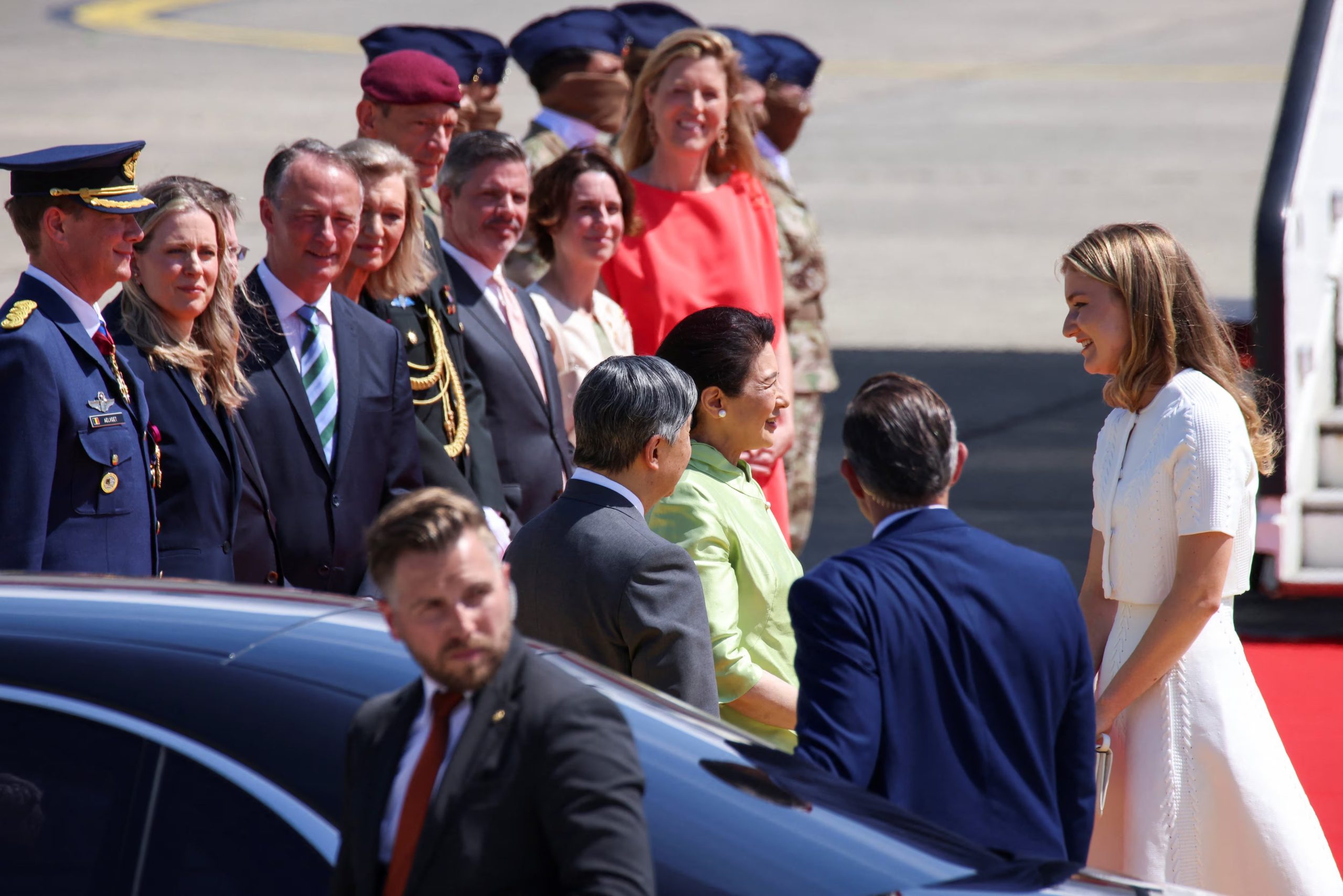Elisabeth de B&eacute;lgica recibe a los emperadores de Jap&oacute;n (REUTERS/Nicolas Economou)
