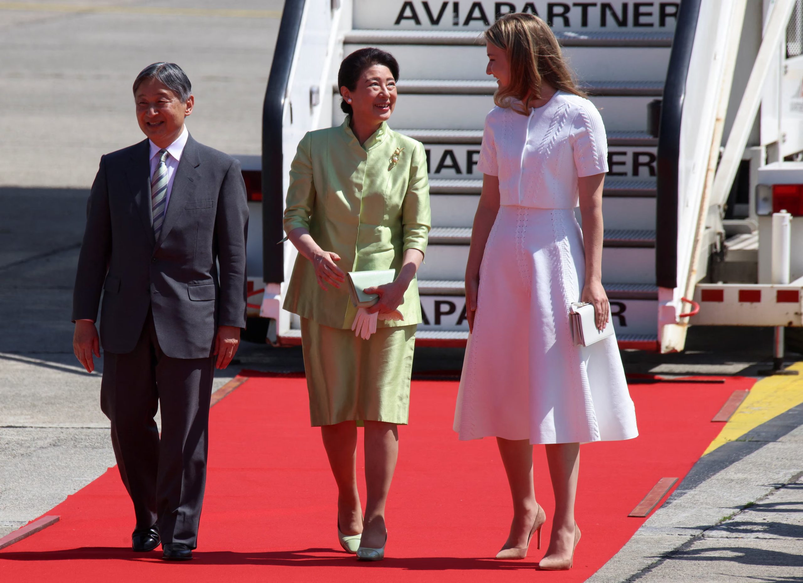 Elisabeth de B&eacute;lgica recibe a los emperadores de Jap&oacute;n (REUTERS/Nicolas Economou)