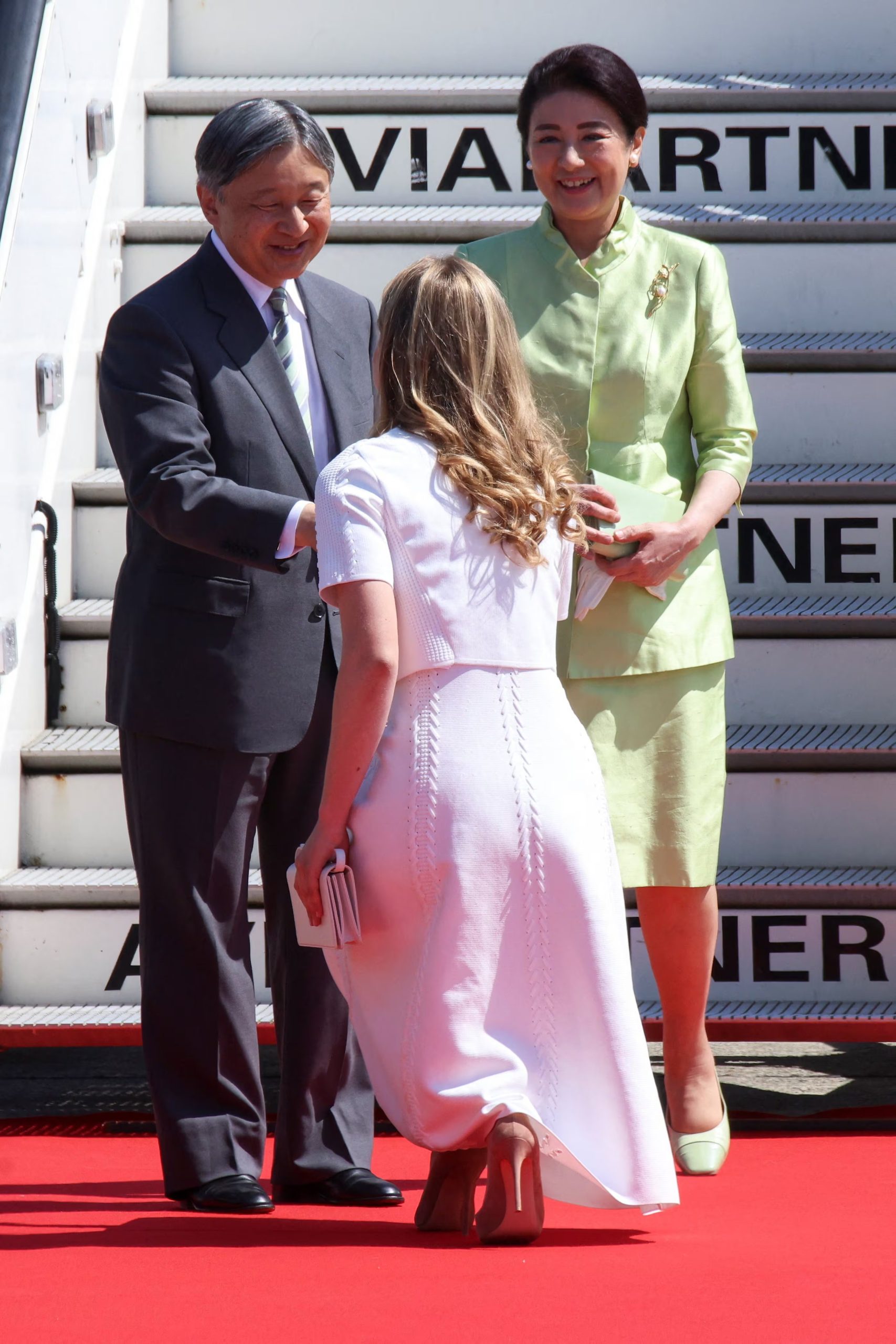 Elisabeth de B&eacute;lgica recibe a los emperadores de Jap&oacute;n (REUTERS/Nicolas Economou)