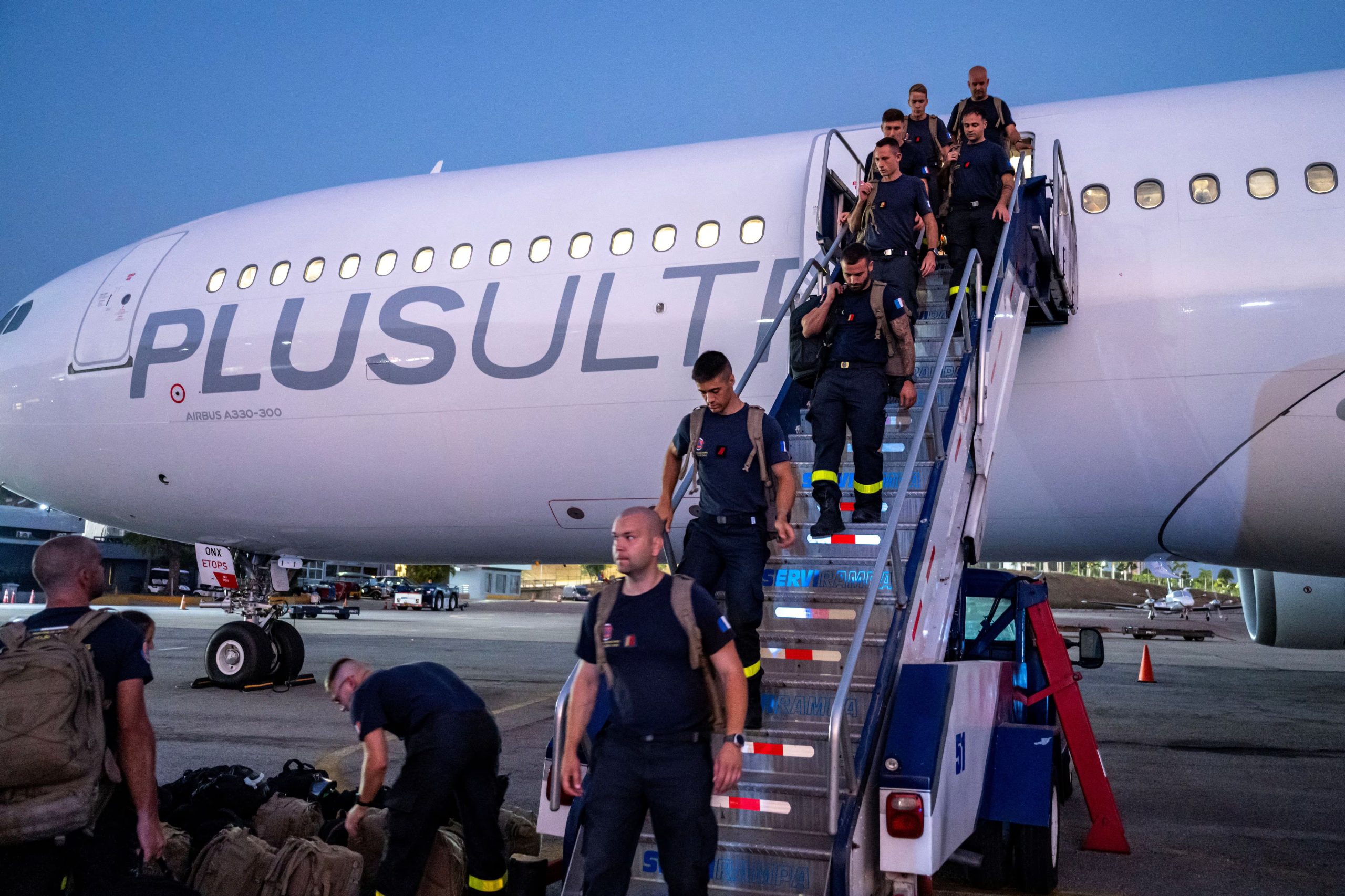 Miembros del Regimiento de Entrenamiento e Intervenci&oacute;n de la Seguridad Civil Francesa llegan al Aeropuerto Internacional Sim&oacute;n Bol&iacute;var en Maiquet&iacute;a, estado La Guaira (MIGUEL MEDINA/Pool via REUTERS)