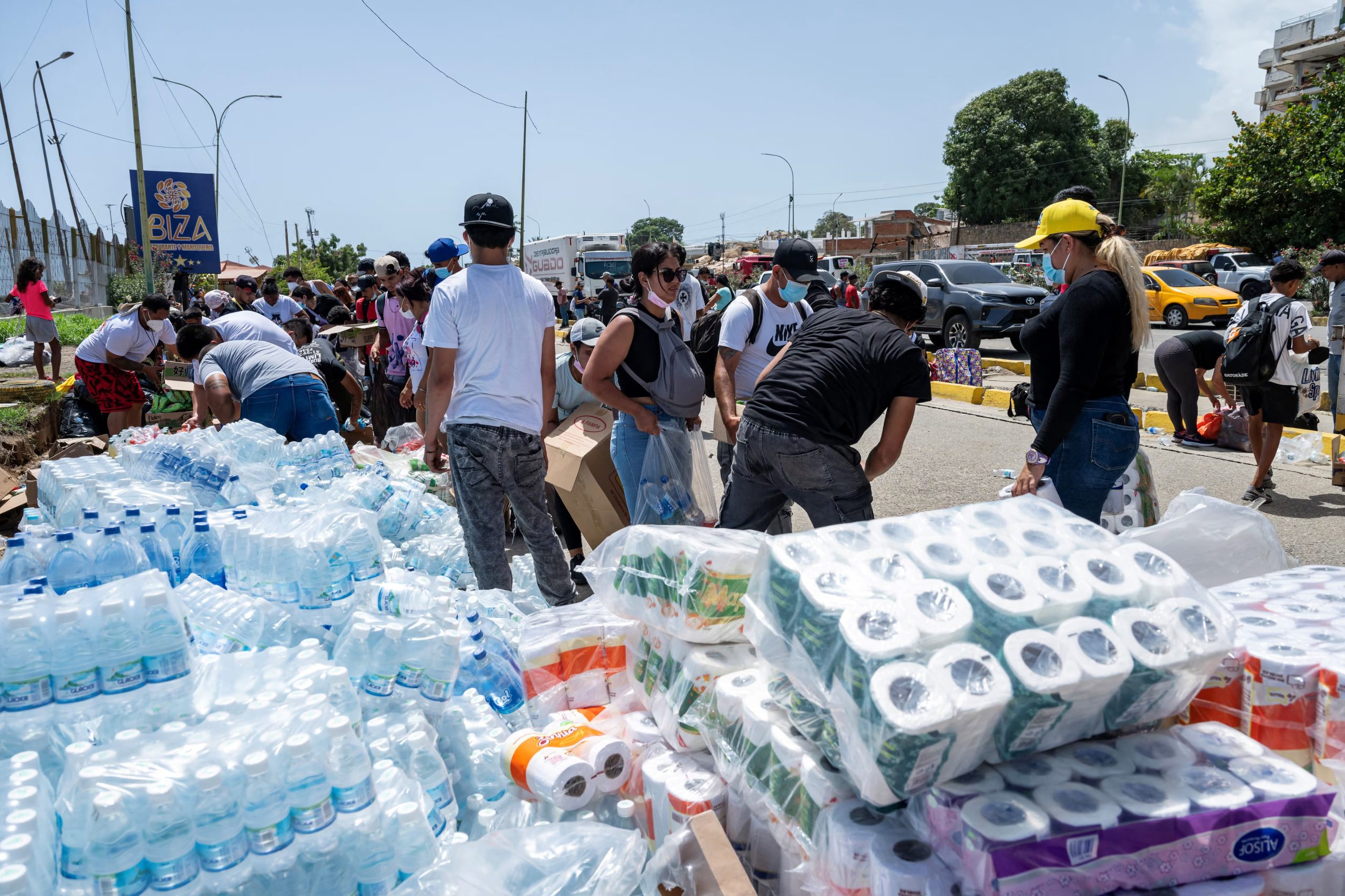 Personas reciben donaciones en Caraballeda, estado de La Guaira (MIGUEL MEDINA/Pool via REUTERS)