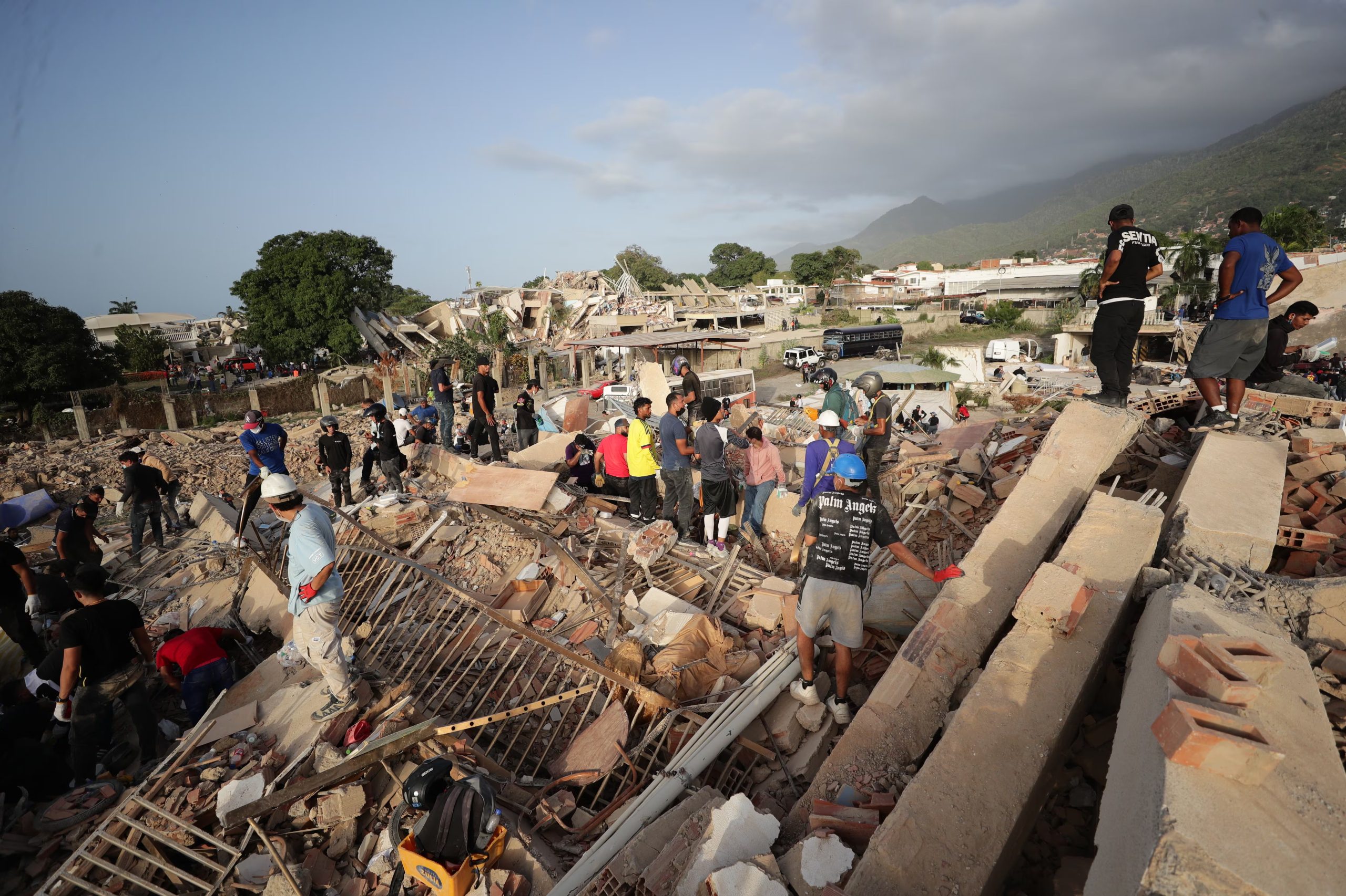 Ya son m&aacute;s de 1400 los muertos por los terremotos en Venezuela (EFE/ Ronald Pe&ntilde;a R)
