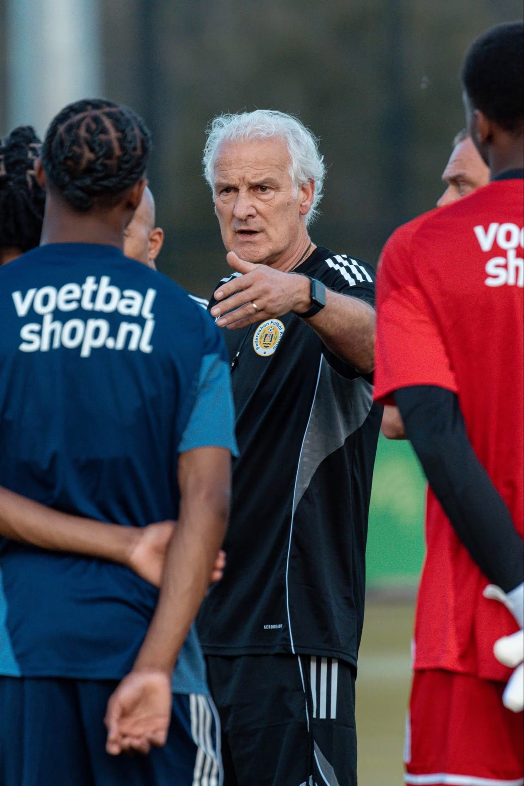 Fred Rutten dejó su cargo como DT de Curazao un mes antes del comienzo del Mundial (X: @TheBlueWaveFFK)