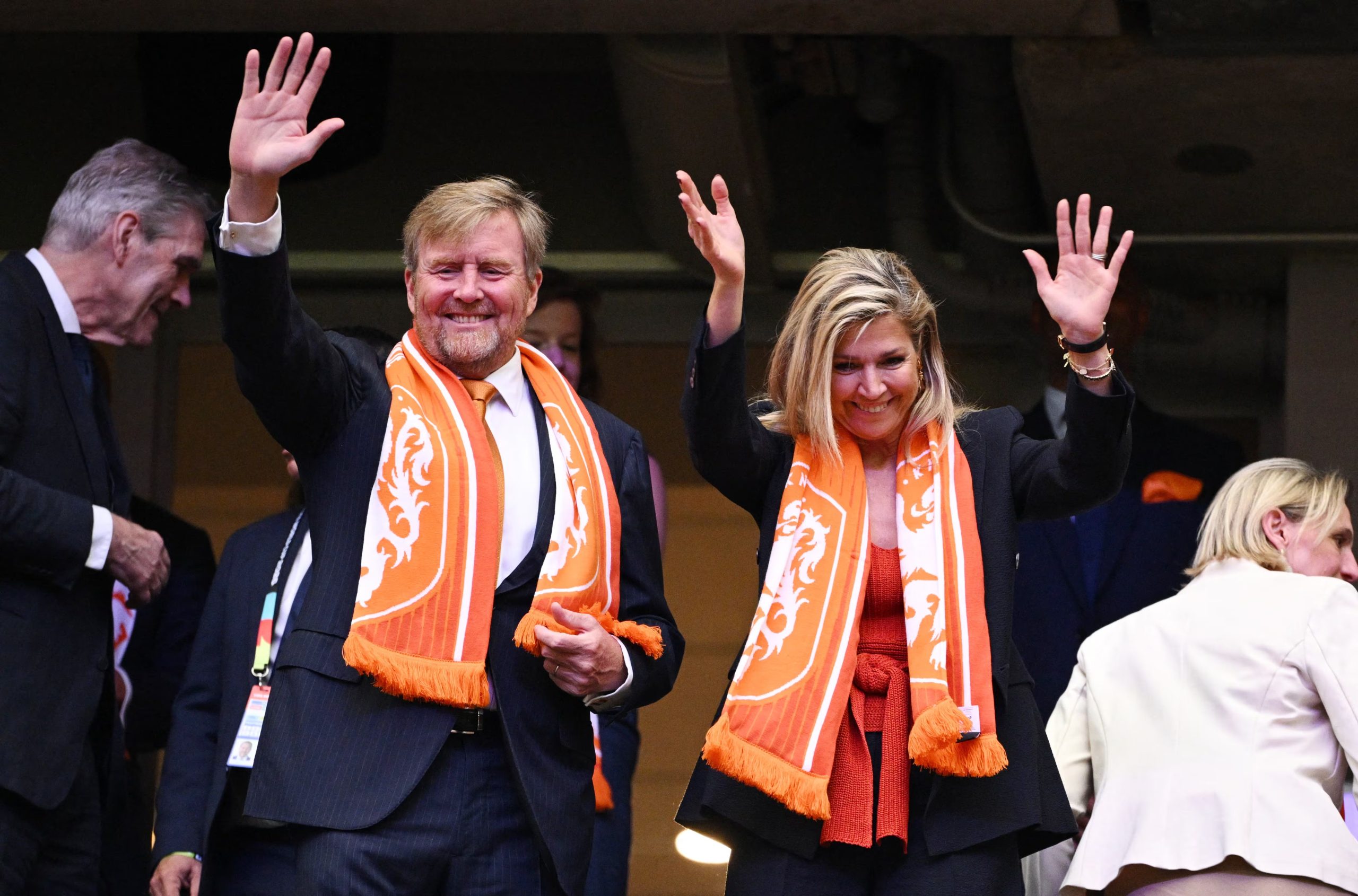 Guillermo y M&aacute;xima saludan al p&uacute;blico durante el partido de Pa&iacute;ses Bajos y Suecia en el Mundial 2026 (REUTERS/Annegret Hilse)