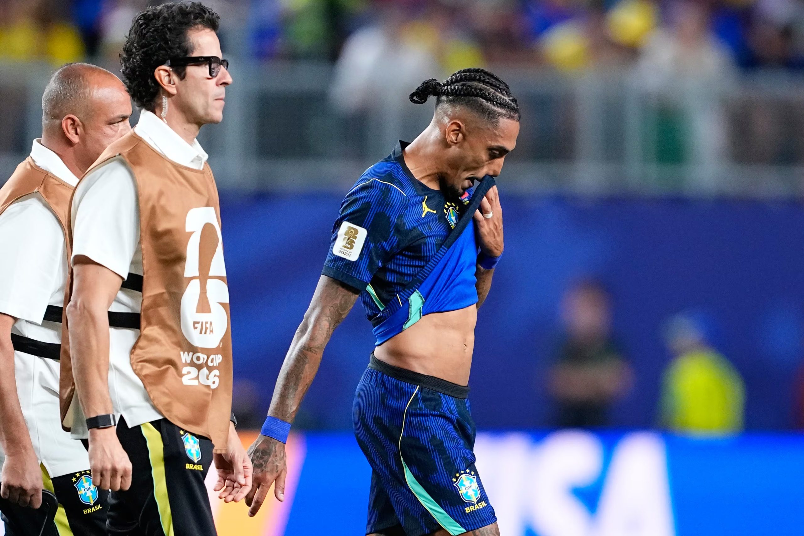 El brasile&ntilde;o Raphinha (11) sale lesionado del campo durante el partido ante Hait&iacute; por el Grupo C del Mundial (AP Foto/Petr David Josek)