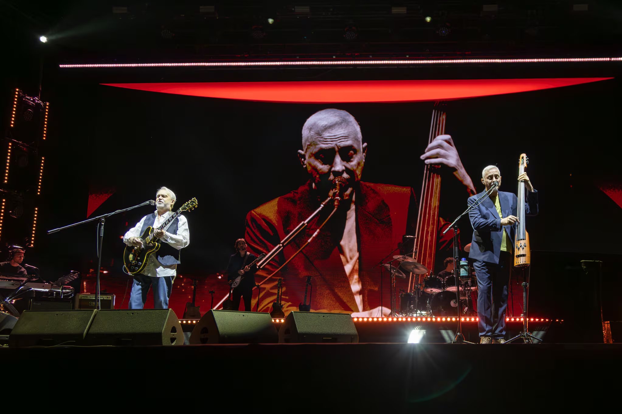 Ser&uacute; Gir&aacute;n: David Leb&oacute;n y Pedro Aznar en un momento emotivo del show (Cr&eacute;dito: Rodrigo Alonso)
