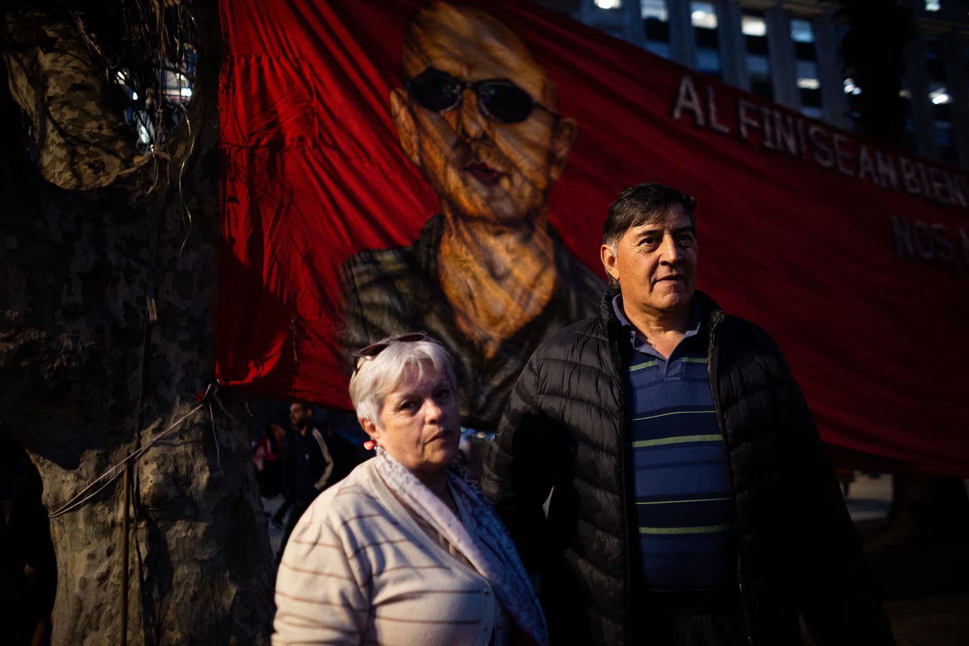 Un músico que une a varias generaciones: un hombre y una mujer, de aproximadamente 70 años, se hicieron presentes en el velorio del Indio Solari