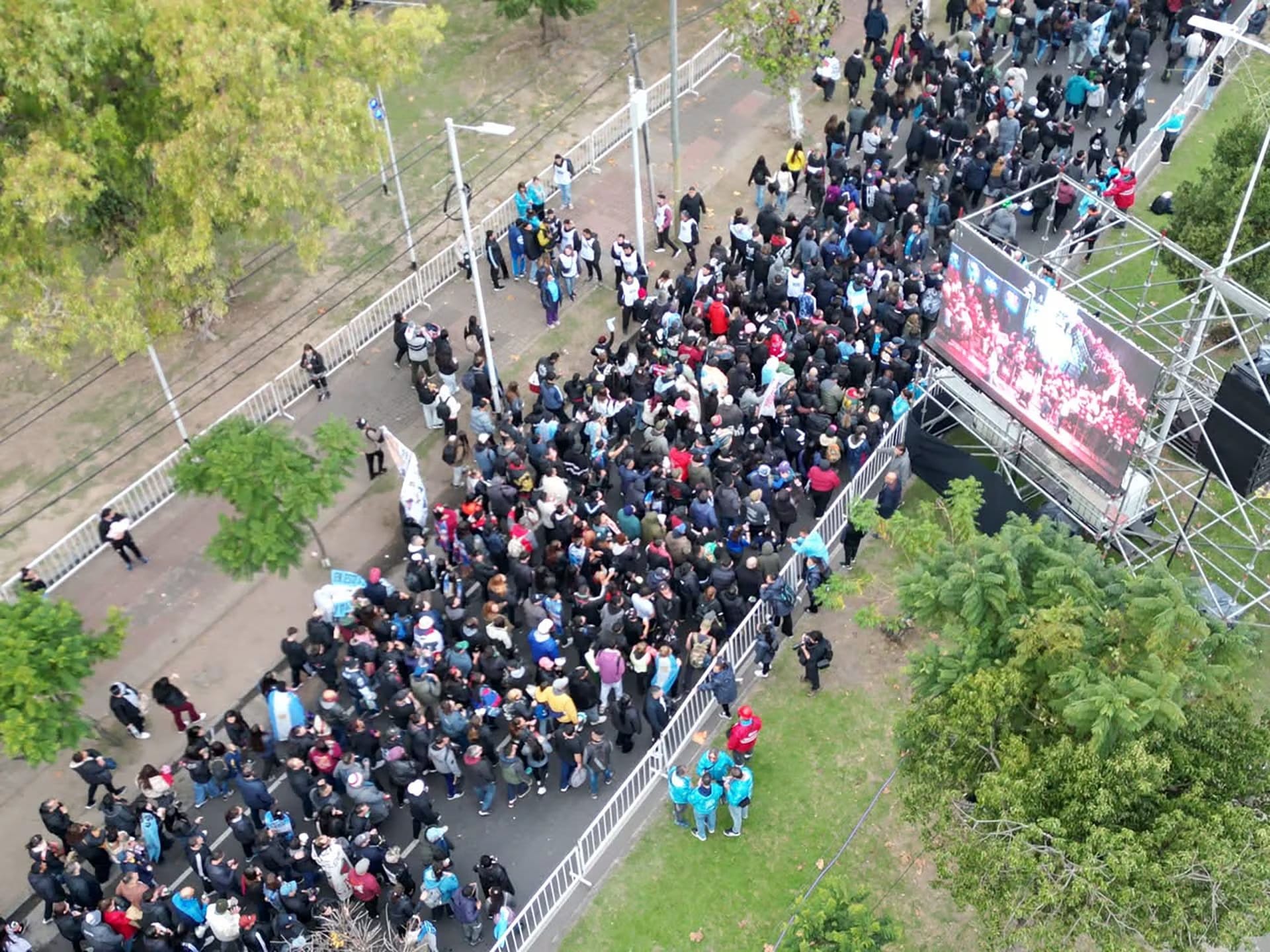 Miles de seguidores del Indio Solari se congregan en un velorio público, mostrando su dolor y admiración por el icónico músico argentino