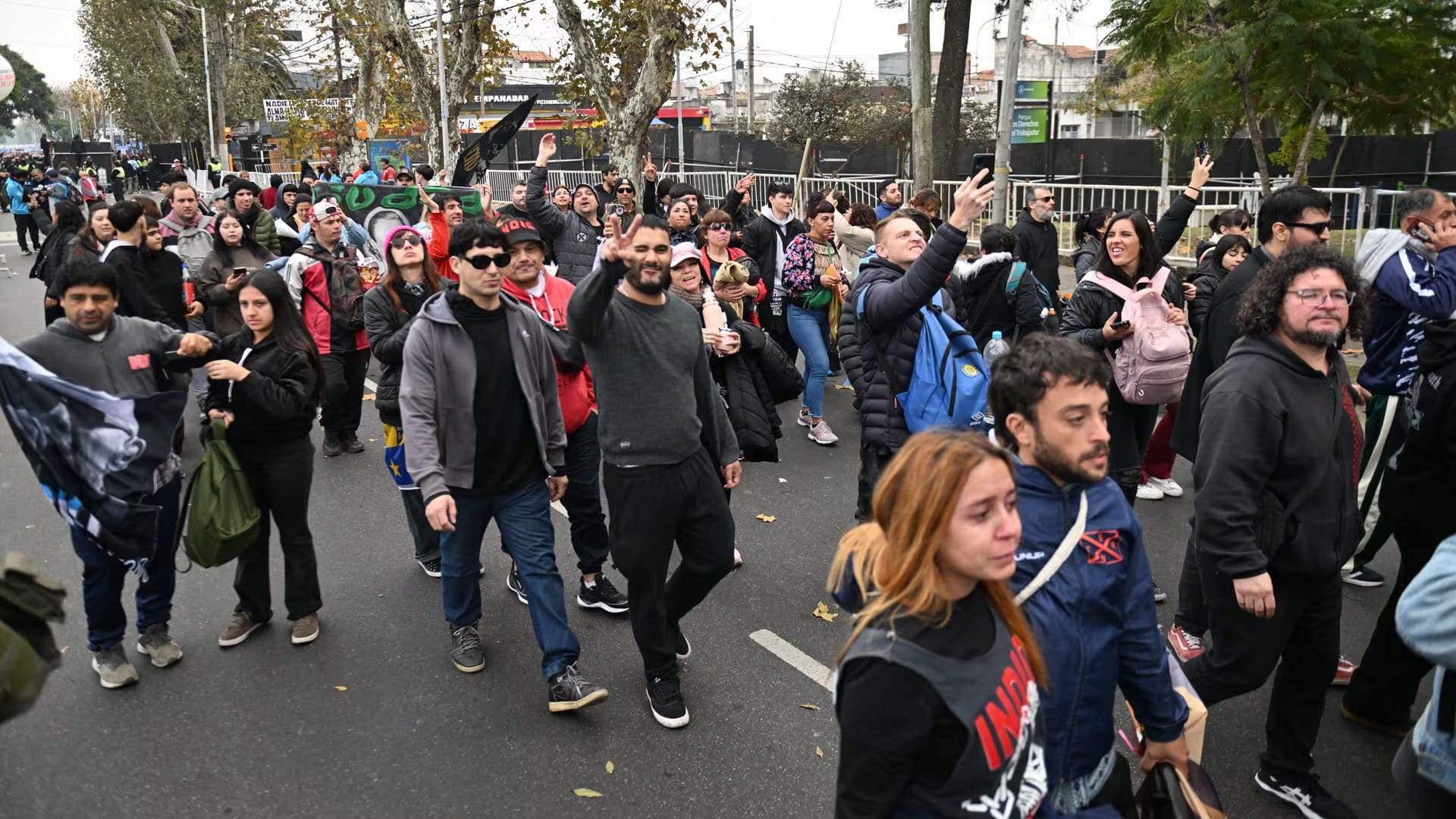 Matrimonios, parejas, grupos de amigos y familias enteras se hicieron presentes en el velorio del Indio Solari, en Avellaneda