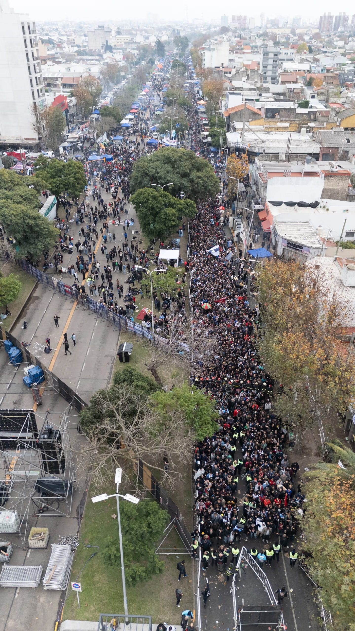 La multitud ocupó más de 40 cuadras haciendo cola para dar el último adiós al ídolo