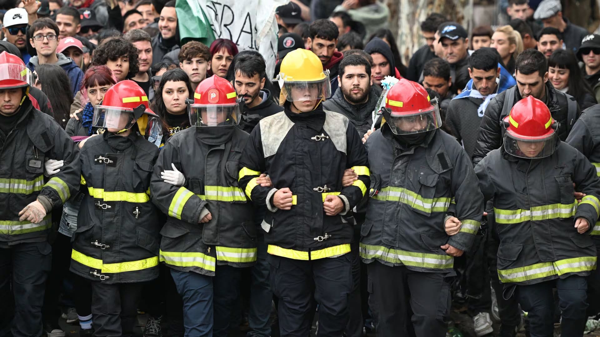 Una cadena de bomberos contiene a los fanáticos del Indio Solario, para garantizar la seguridad en el ingreso al Estados Gatica