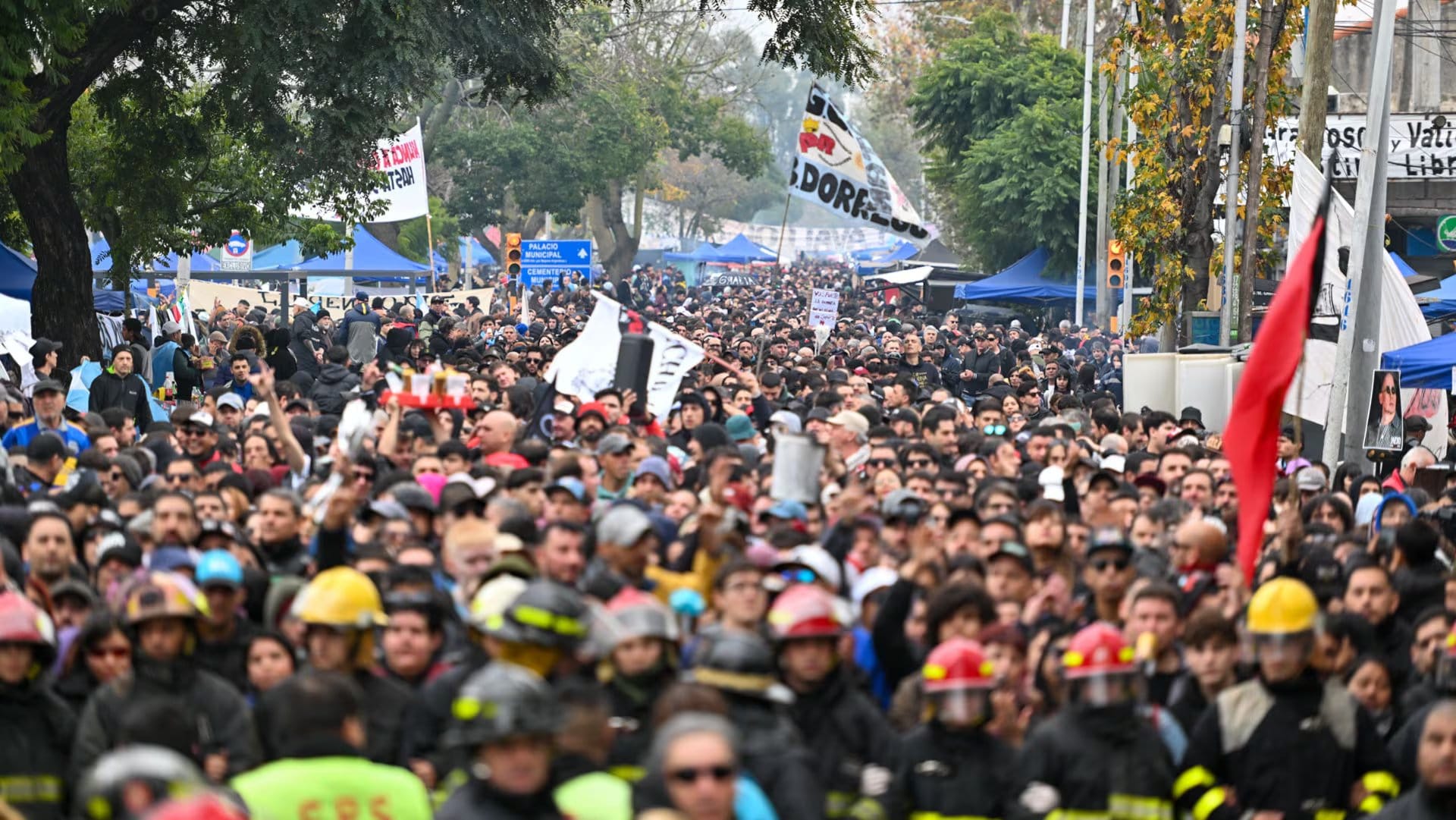 Miles de fanáticos del Indio Solari se congregaron en un evento masivo, ondeando banderas con el icónico logo de la banda, en una muestra de lealtad al músico argentino