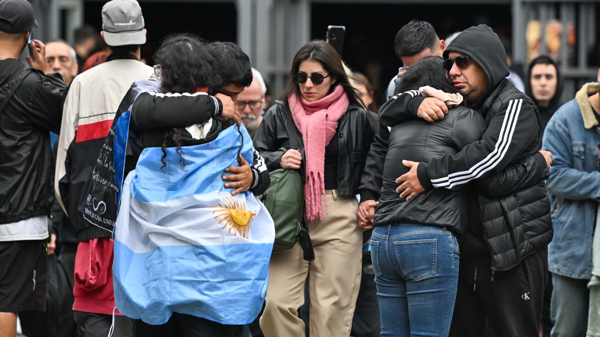 El símbolo de eternidad presidió la capilla ardiente donde se despidió al Indio Solari