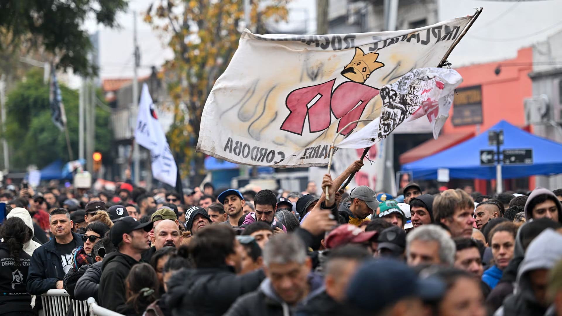 Las banderas de Patricio Rey y Los Redonditos de Ricota flamean en los alrededores del Estadio Gatica