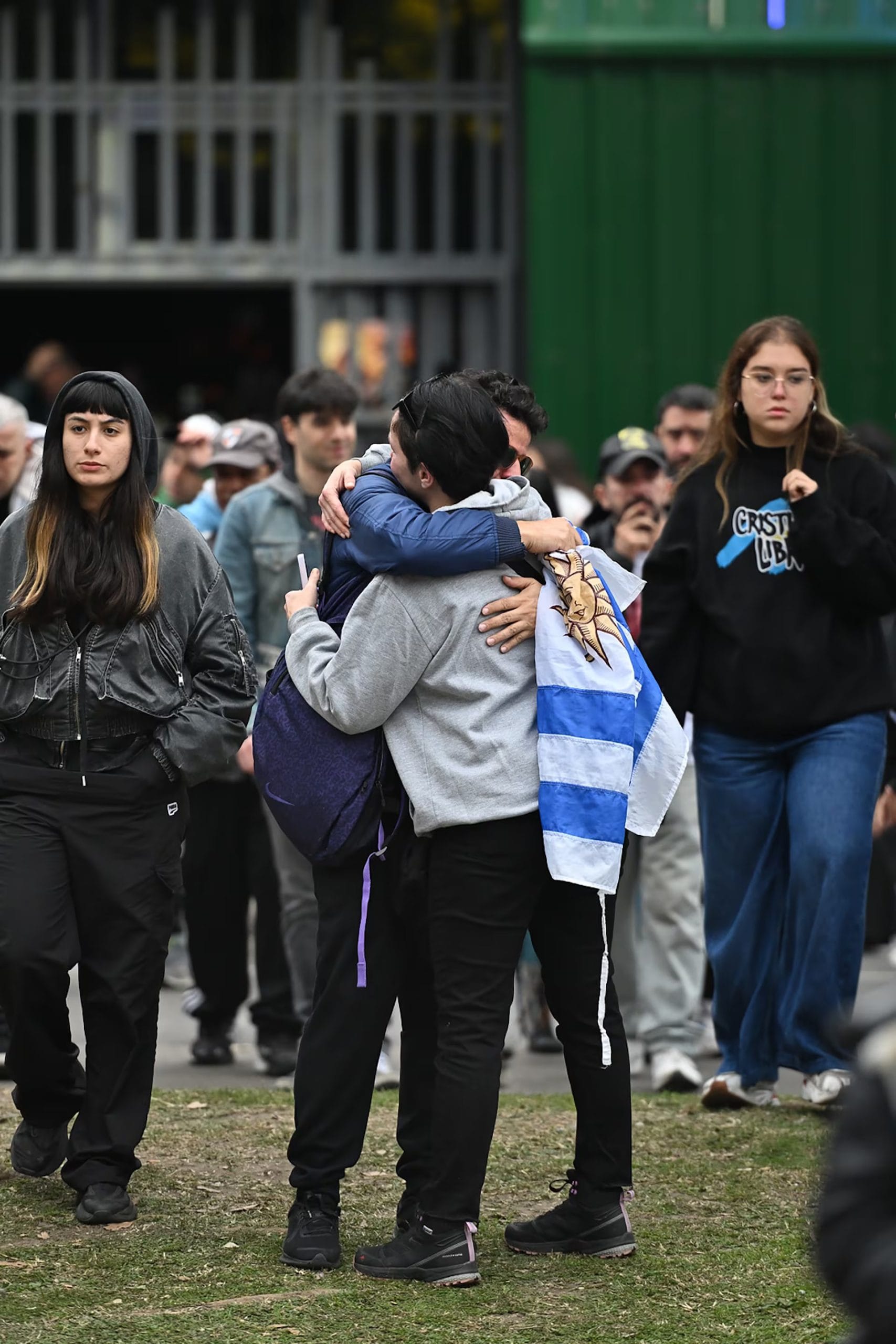 Fanáticos de otros países también se hicieron presentes, uno de ellos con la bandera de Uruguay