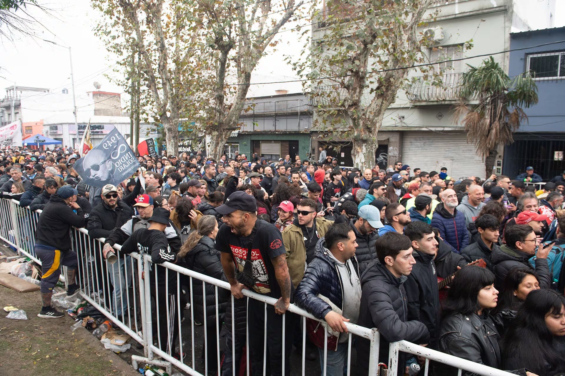 Fila multitudinaria para ingresar al Estadio Gatica y despedir los restos del Indio Solari