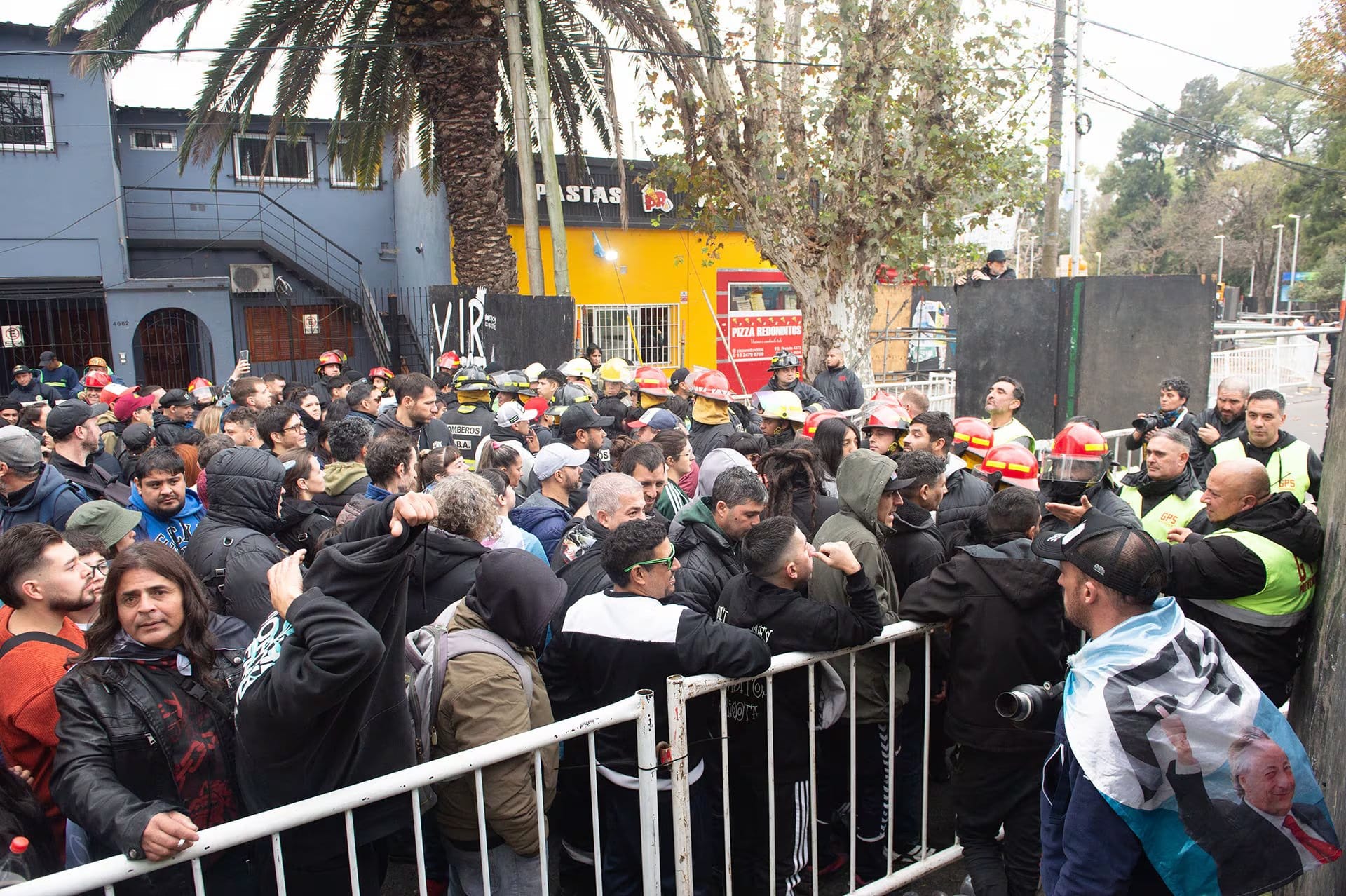 Los organizadores del velorio pusieron vallas alrededor del Estadio Gatica para evitar desmanes con los fans del Indio Solari