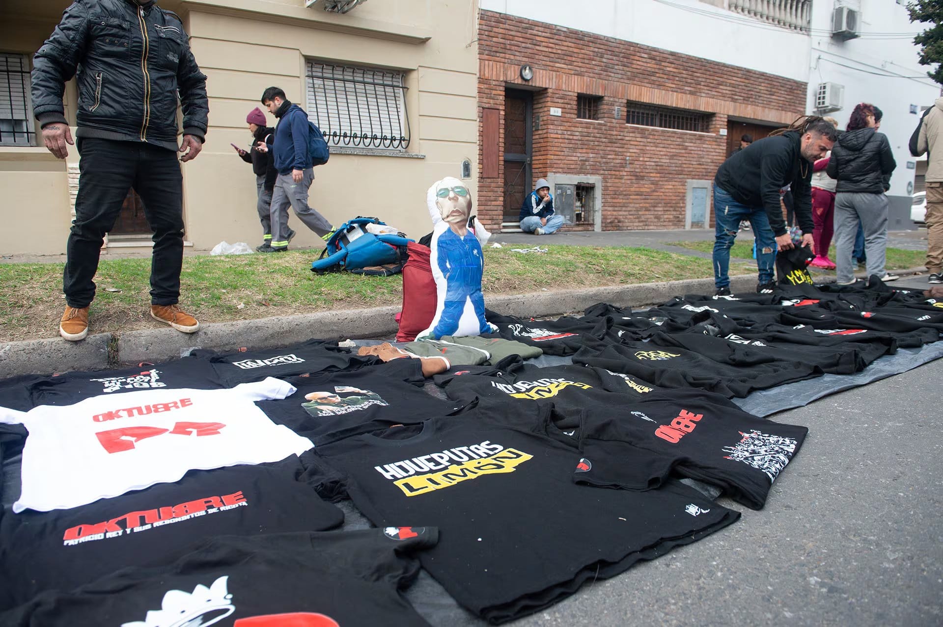 Durante el velorio del Inidio Solari, los vendedores ambulantes se hicieron presentes para ofrecer remeras del músico