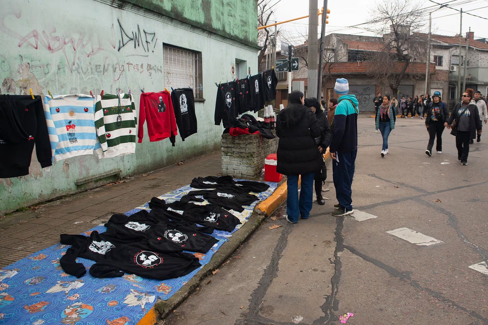 Remeras y buzos estampados con la PR, en alusión a Patricio Rey: negras, rojas y rayadas; así son las prendas que comercializan los vendedores ambulantes