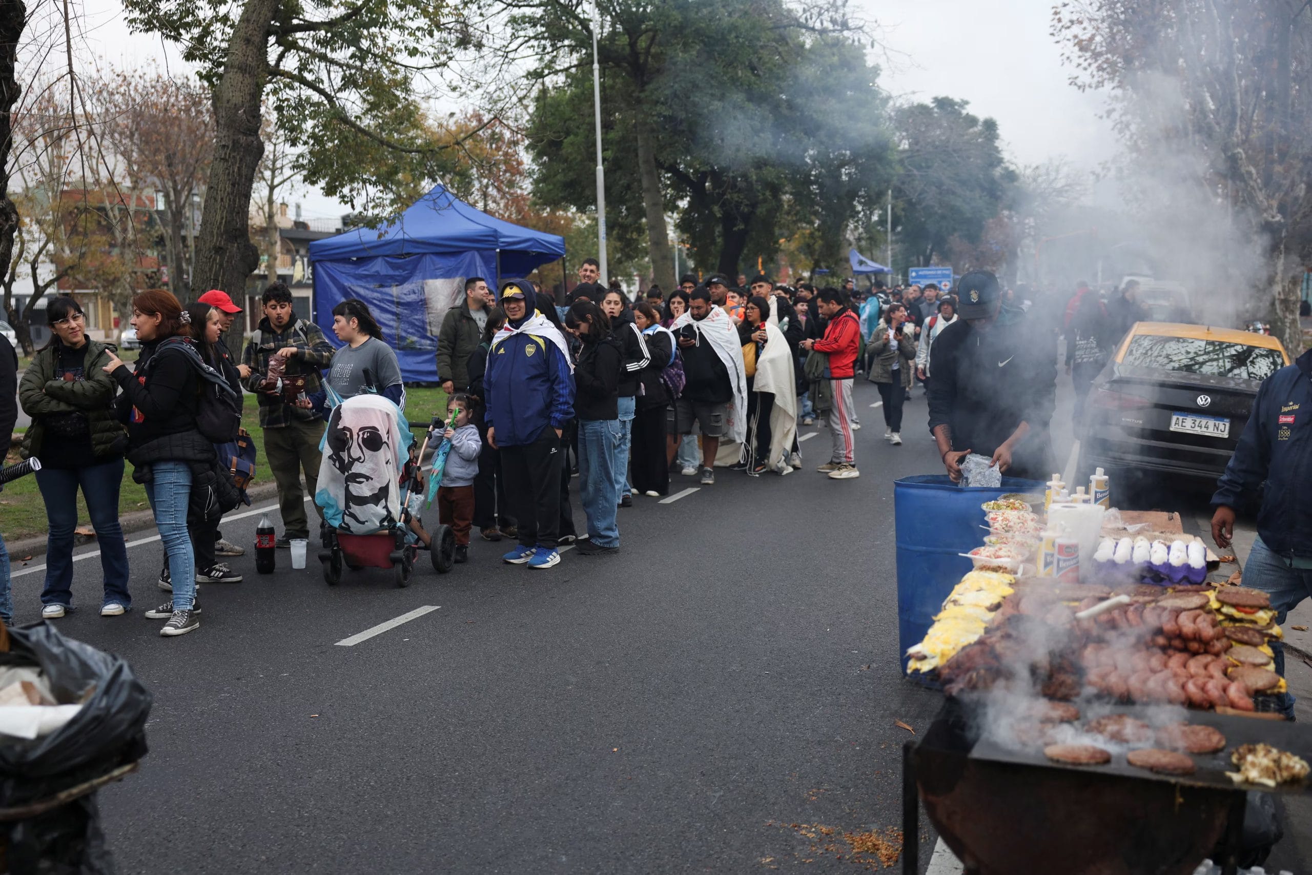 Mientras hacen la fila para ingresar al estadio, muchas fas aprovechan para almorzar en los puestos callejeros