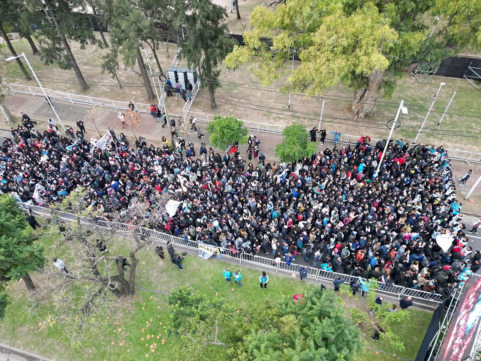 Una multitud de seguidores se congrega en las calles para rendir homenaje y despedir al reconocido músico Indio Solari durante su velorio.